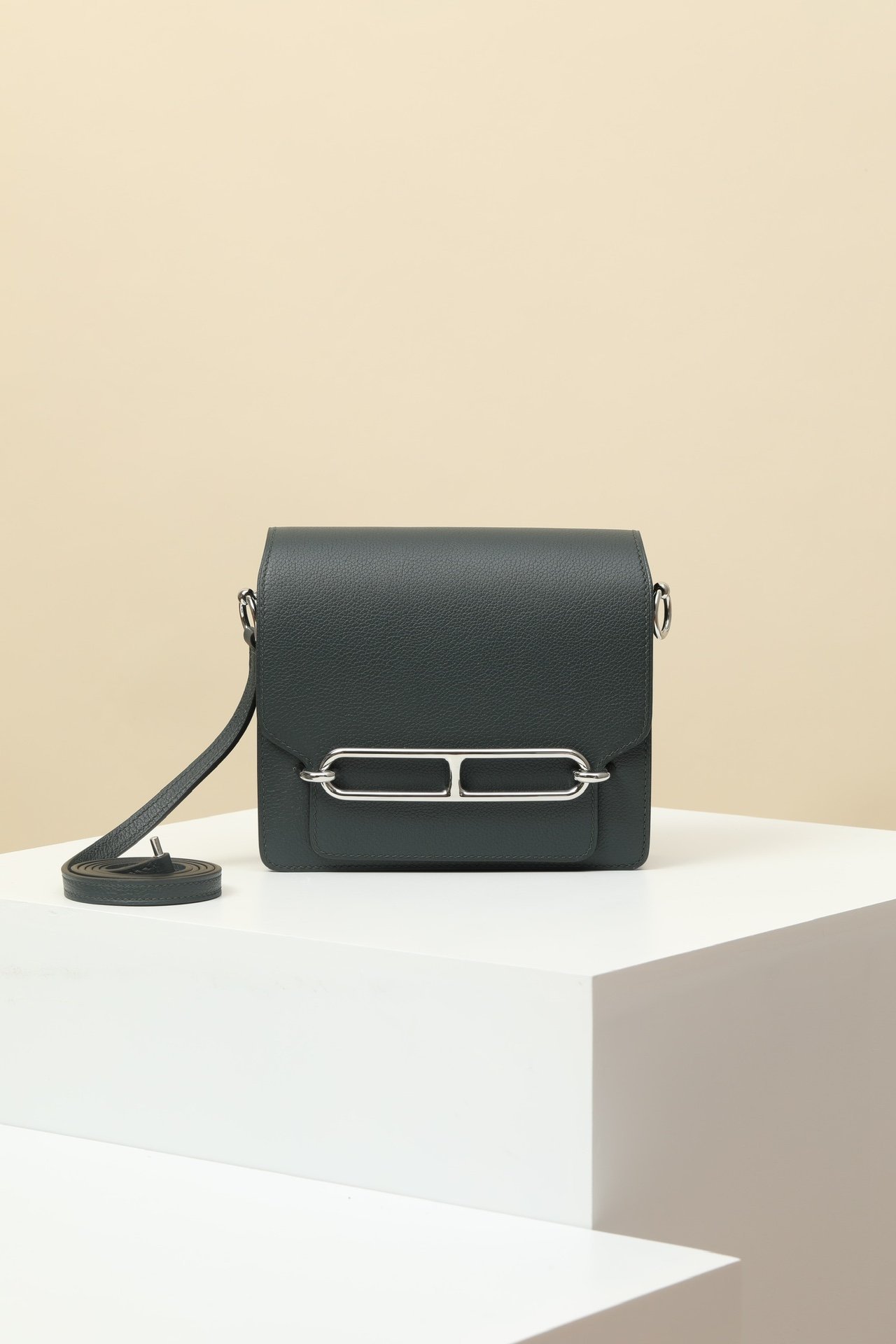 Roulis 18 detail image 1 sourced from womanlvbag.com