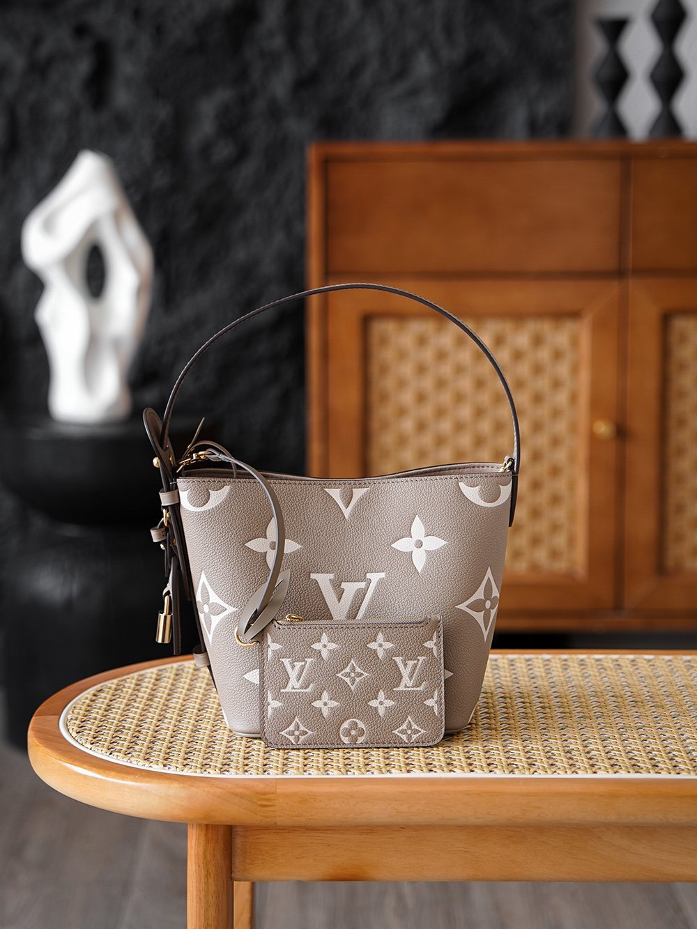 M13045 detail image 1 sourced from womanlvbag.com