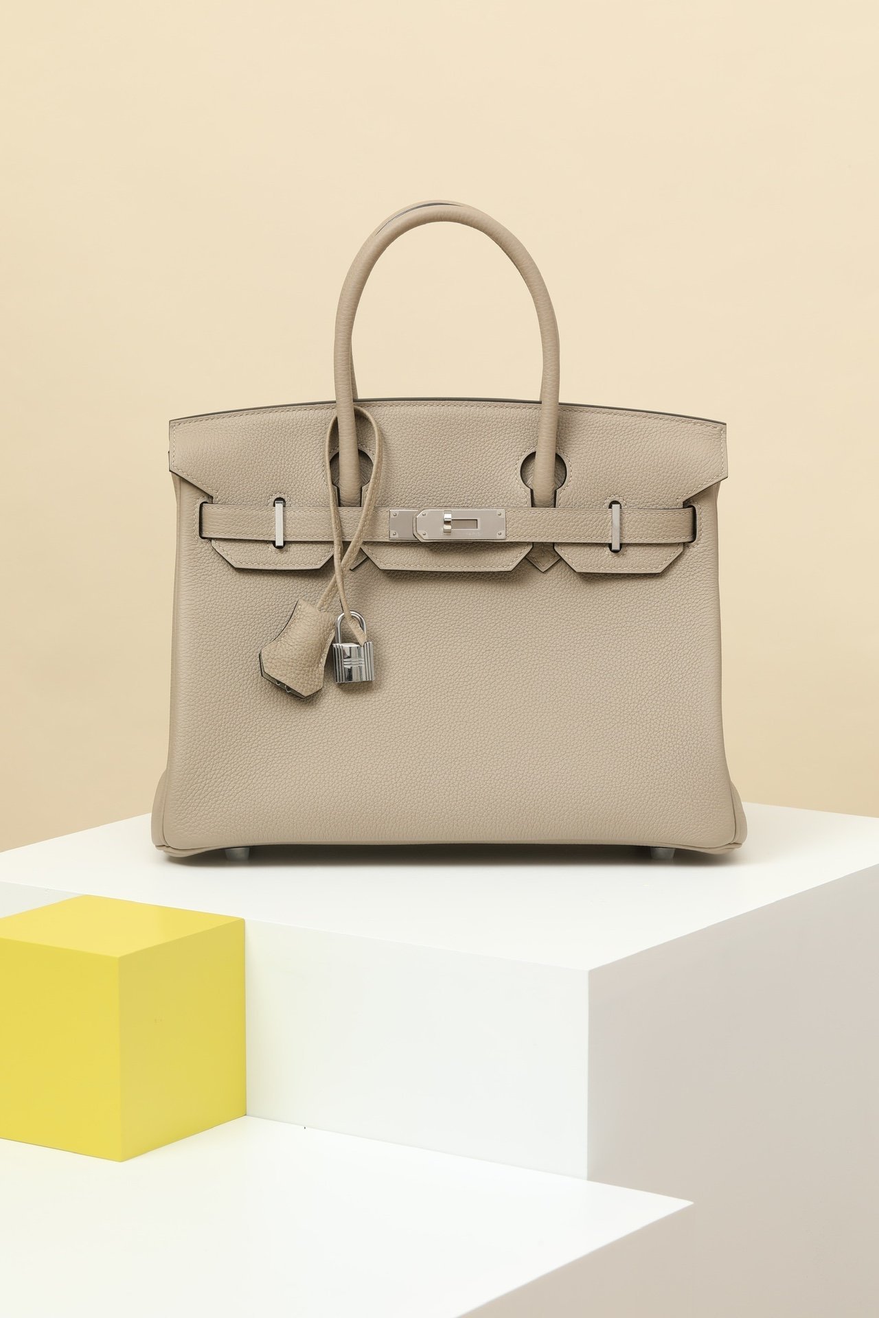 Hermès Birkin 30 detail image 1 sourced from womanlvbag.com