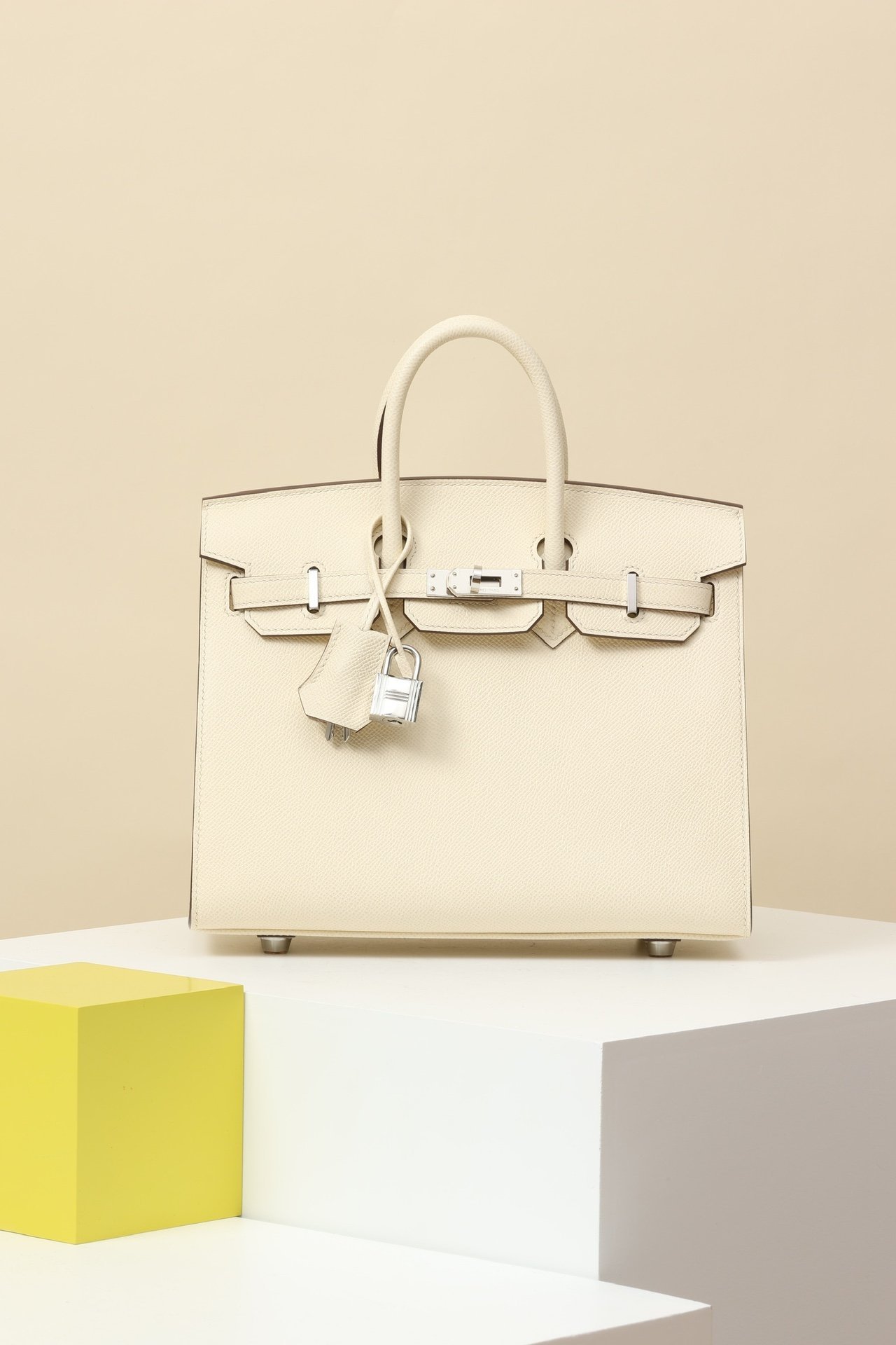 Birkin 25 (B25) with dimensions 25 cm (L) x 20 cm (H) x 13 cm (W) detail image 1 sourced from womanlvbag.com