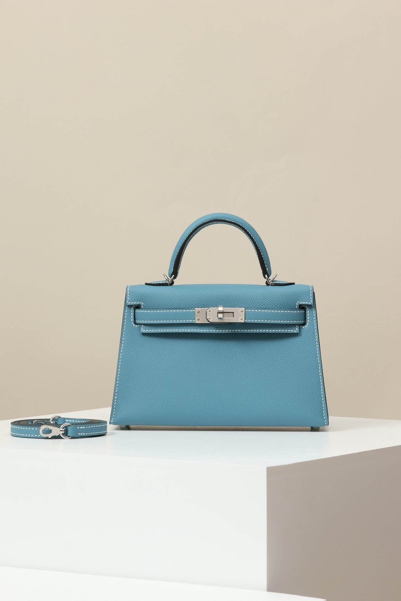 Hermès Mini Kelly 19 Sellier G2 Epsom Bleu Jean D2 Palladium Hardware (PHW) detail image 1 sourced from womanlvbag.com