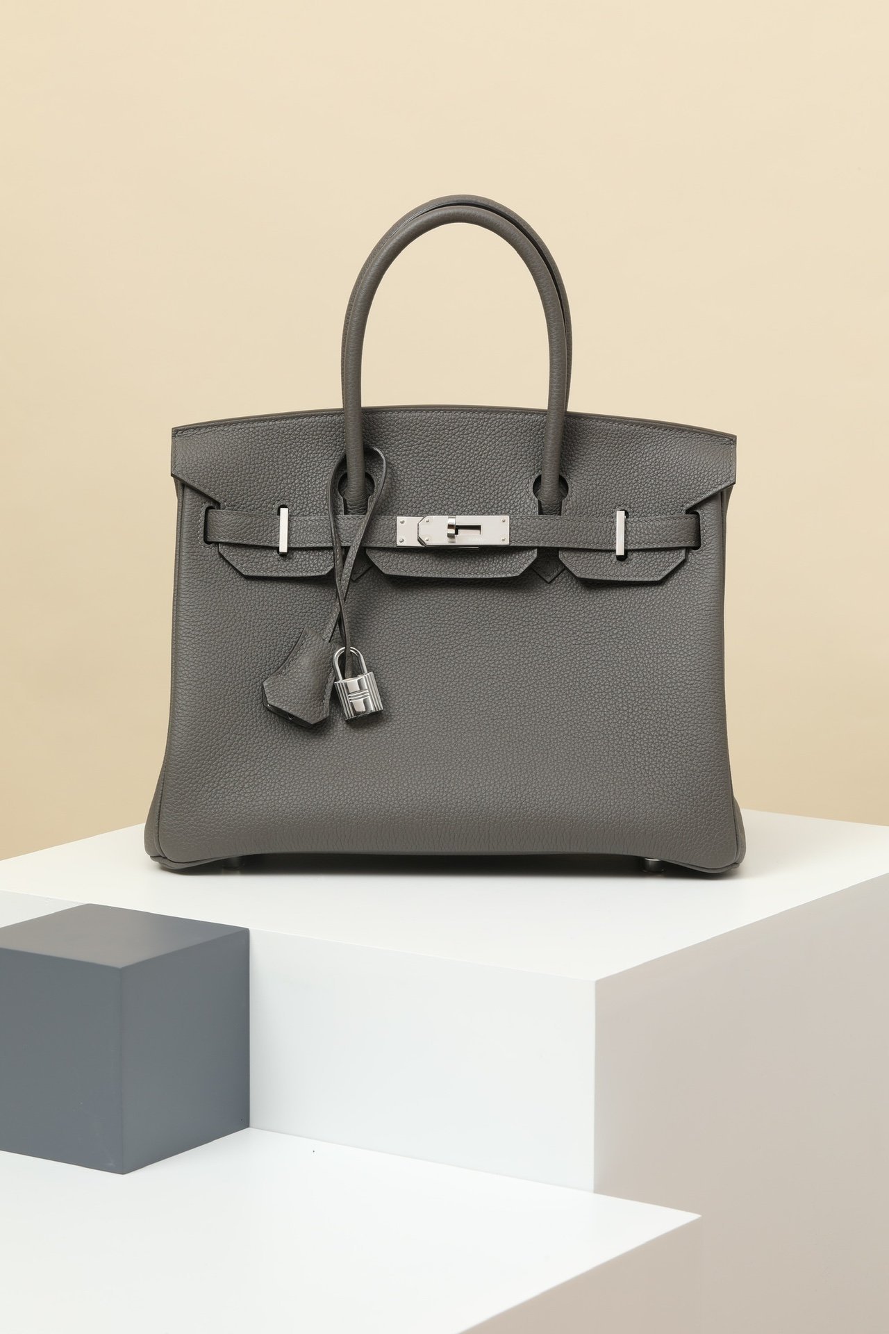 Hermès Birkin 30 detail image 1 sourced from womanlvbag.com
