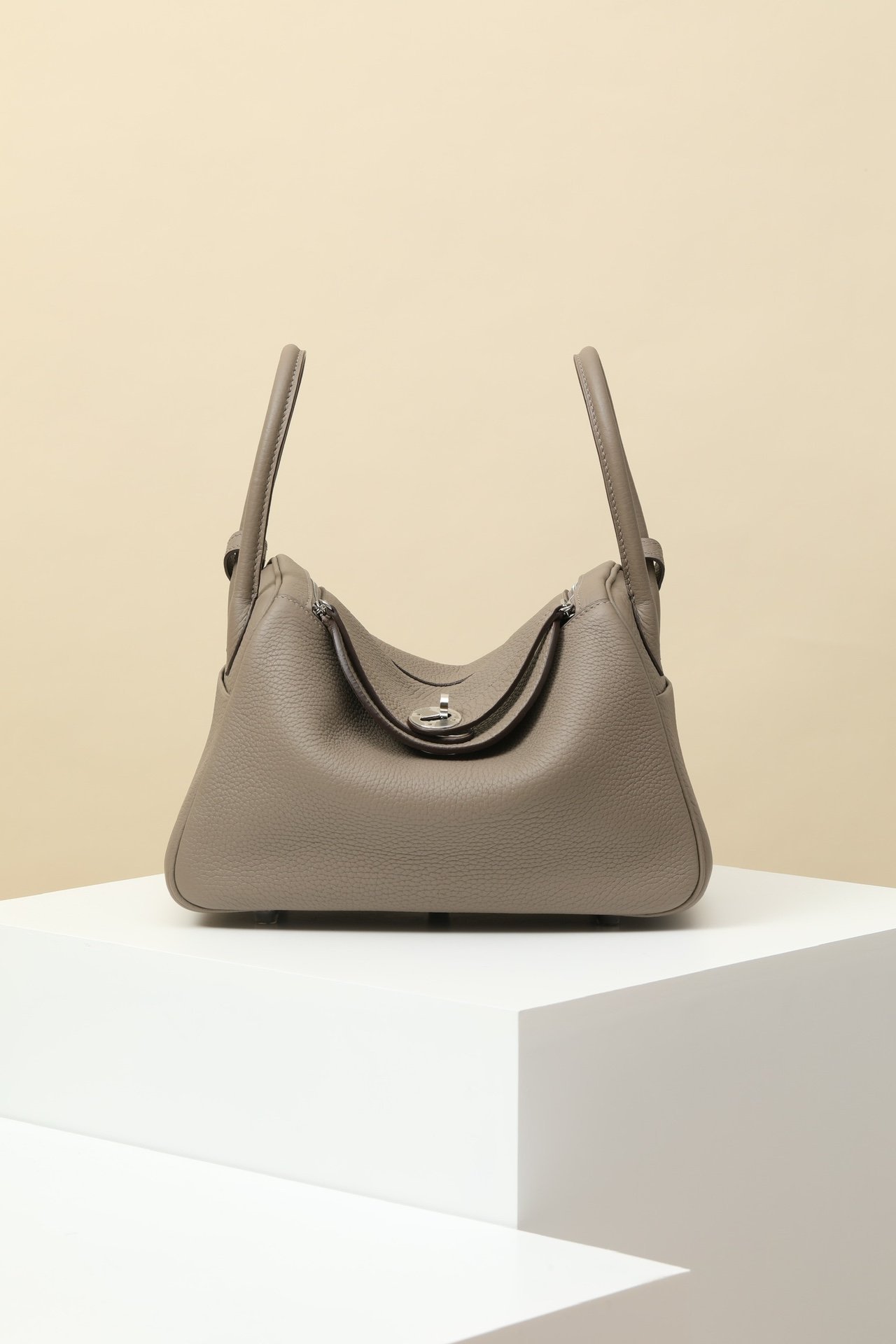 Hermès Lindy 26 – Clemence Calfskin M8 Gris Asphalte PHW comparison image 1 sourced from womanlvbag.com