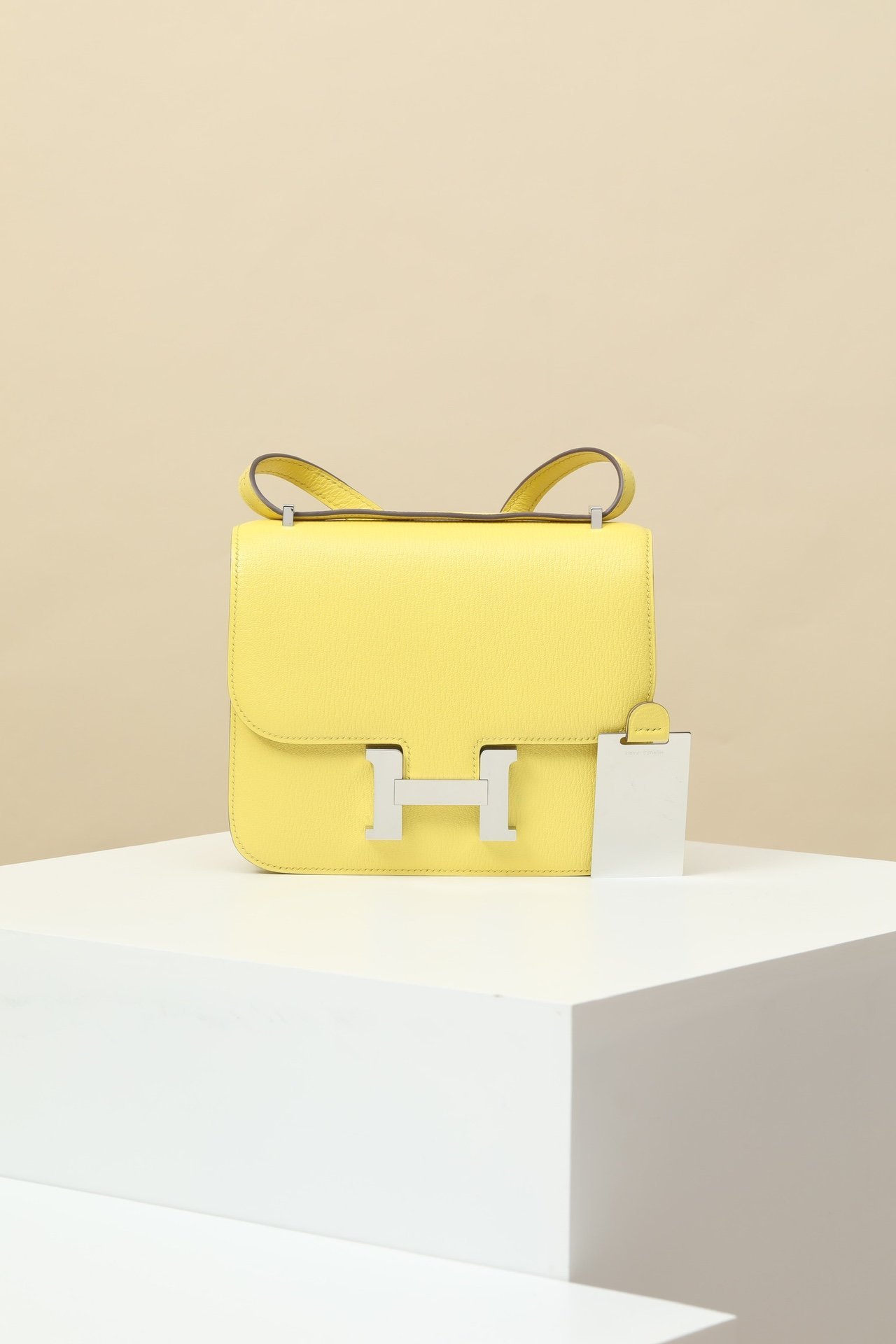 Hermès Constance 19 – Mysore Goatskin 9R Jaune Ambre PHW detail image 1 sourced from womanlvbag.com
