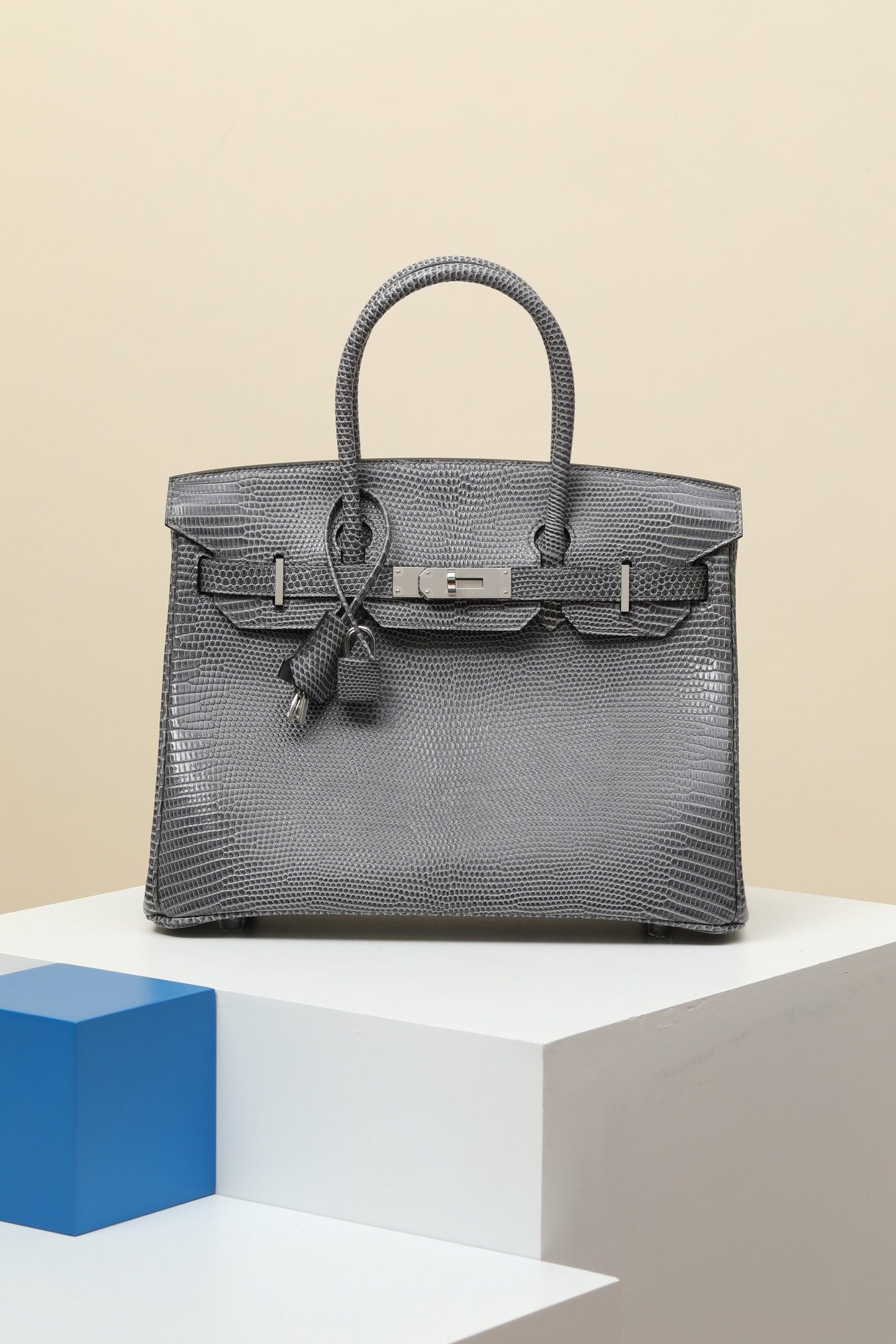 Hermès Birkin 30 detail image 1 sourced from womanlvbag.com