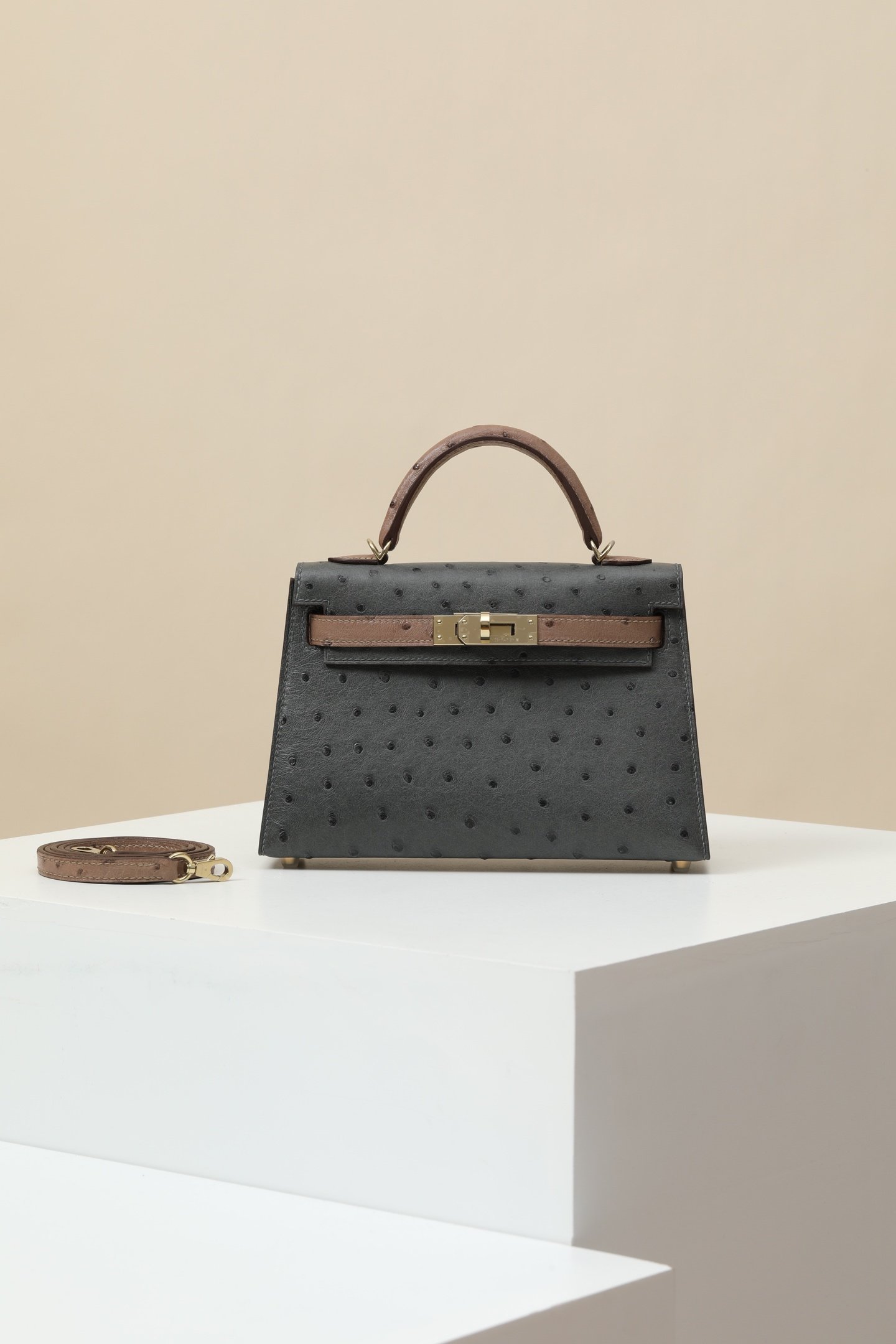 Hermès Mini Kelly II (Generation 2) detail image 1 sourced from womanlvbag.com