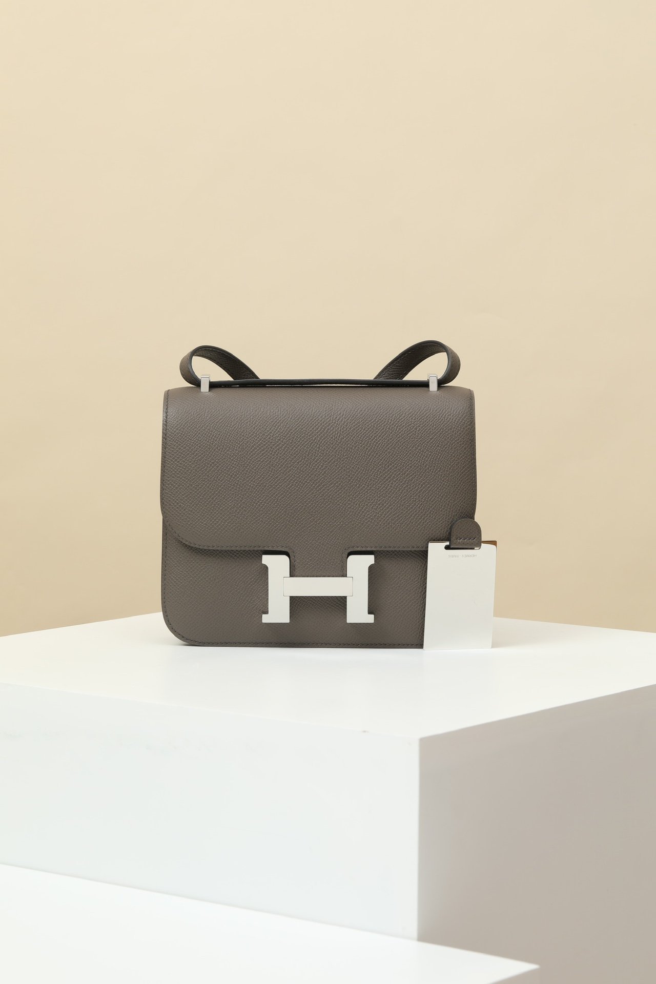 Hermès Constance 19 – Epsom Calfskin 8F Gris Étain PHW detail image 1 sourced from womanlvbag.com