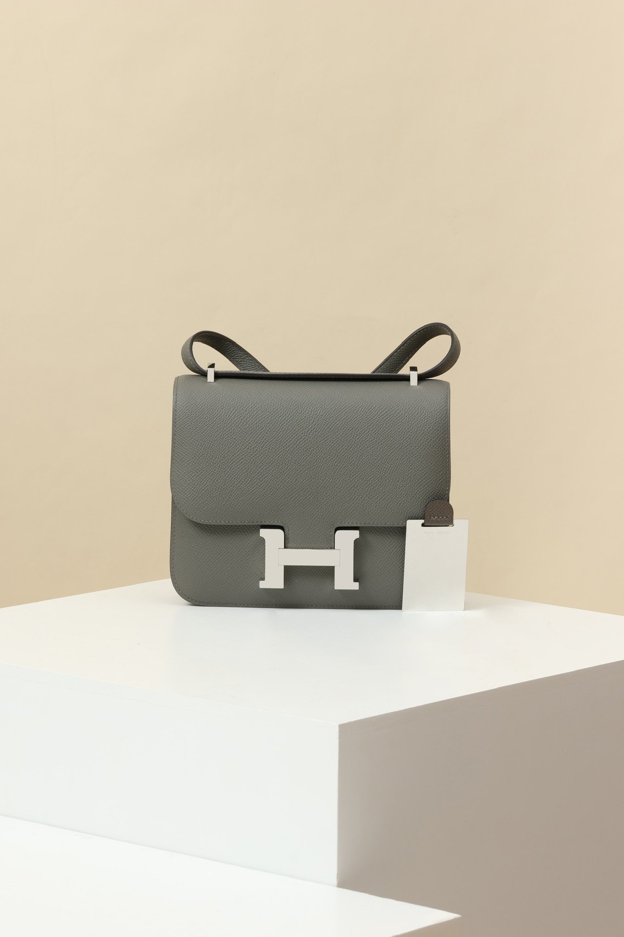 Hermès Constance 19 – Epsom Calfskin 0L Gris Perle PHW detail image 1 sourced from womanlvbag.com