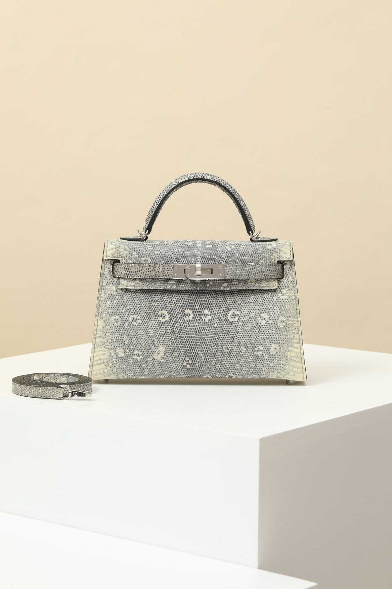 Hermes Mini Kelly 19 (Generation II) detail image 1 sourced from womanlvbag.com