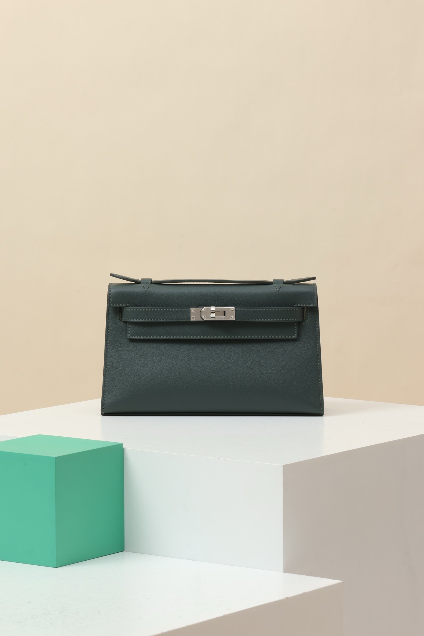Hermès Mini Kelly 22 (Generation I) detail image 1 sourced from womanlvbag.com