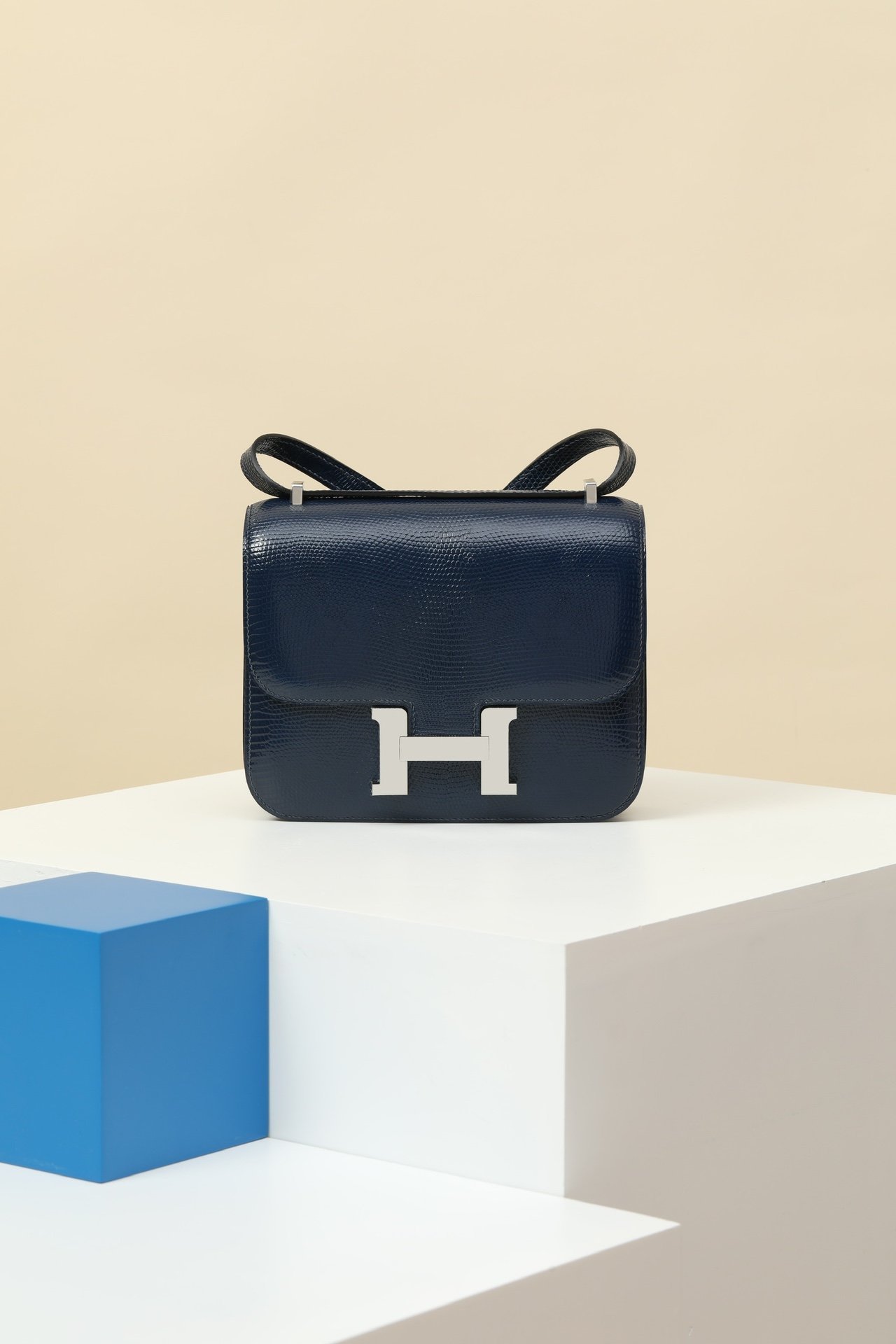 Hermès Constance 19 detail image 1 sourced from womanlvbag.com