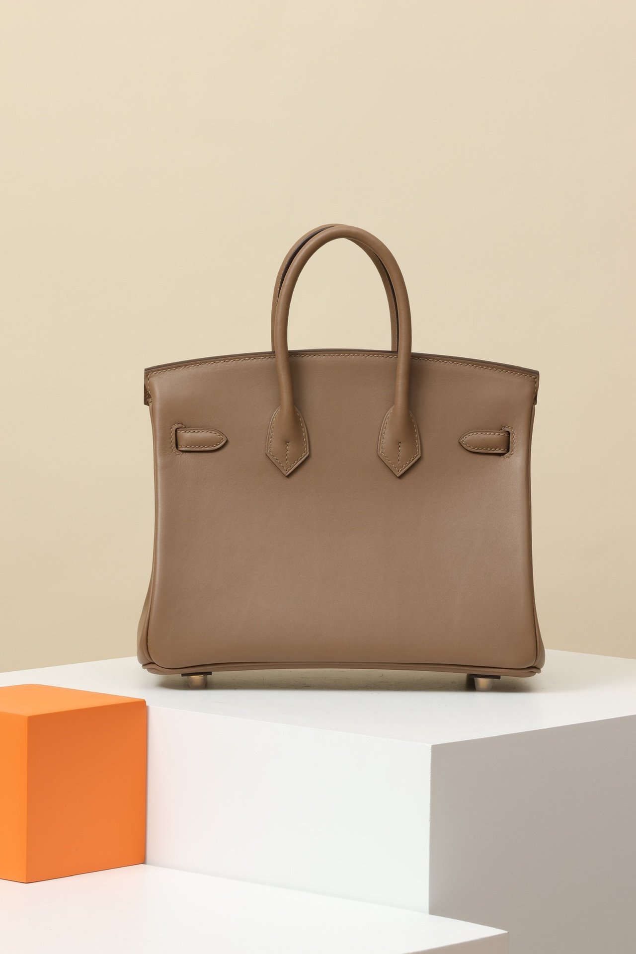 Hermès Birkin 25 Beige de Weimar D0 Veau Jonathan Gold Hardware (GHW) detail image 2 sourced from womanlvbag.com