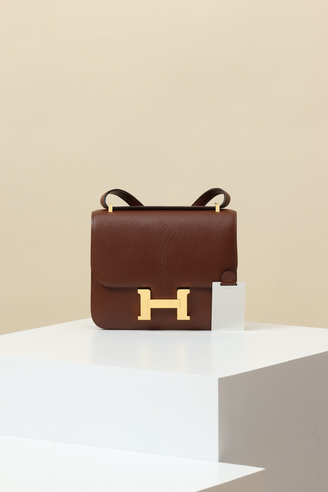 Hermès Constance 19 detail image 1 sourced from womanlvbag.com