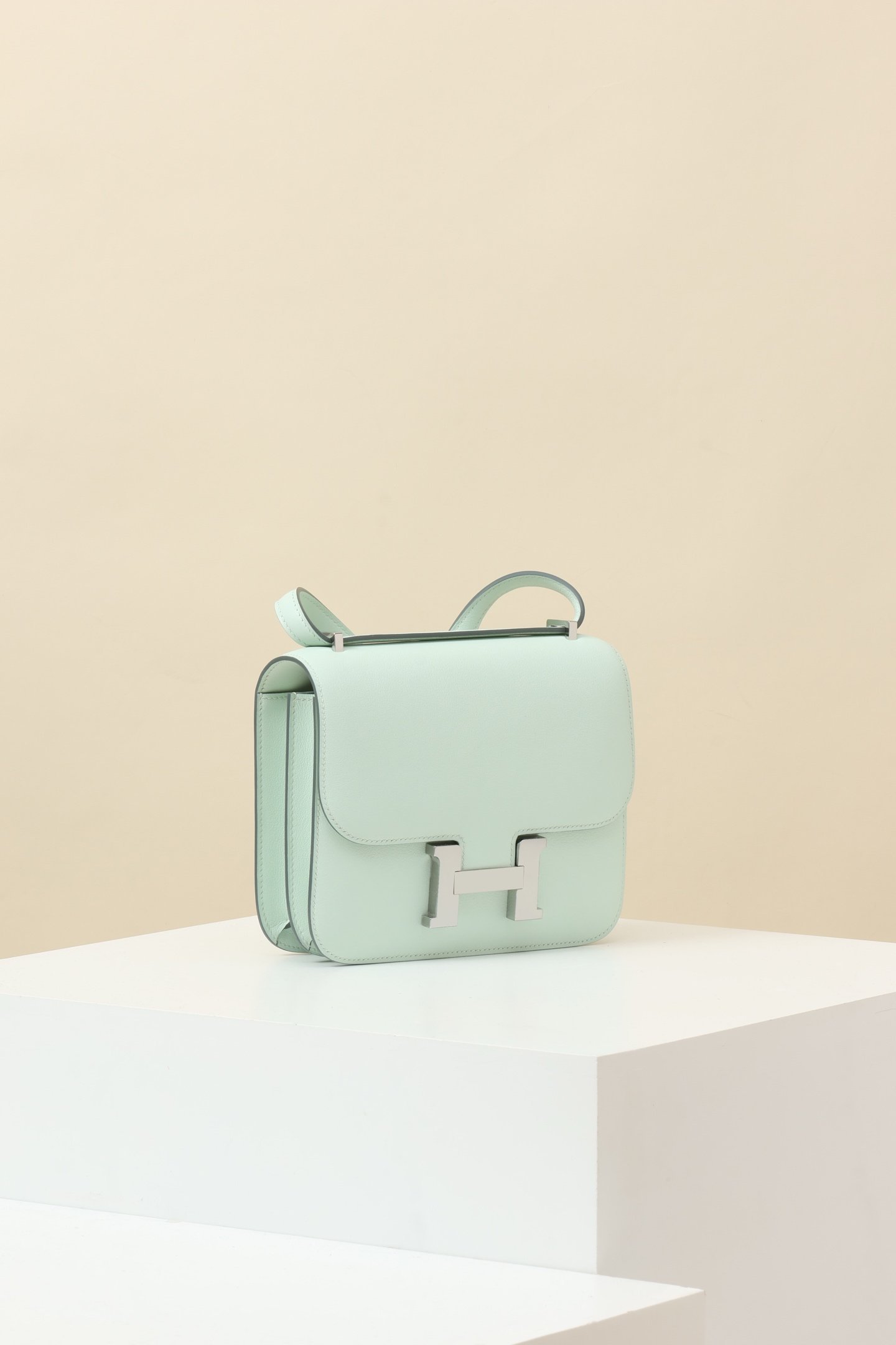 Hermès Constance 19 – Swift Calfskin N3 Vert Menthe PHW detail image 2 sourced from womanlvbag.com
