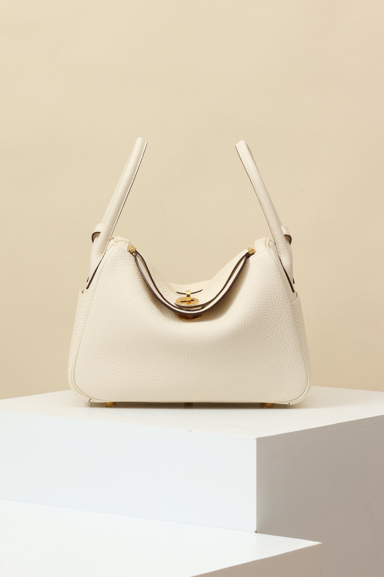 Lindy 26. Size: 26cm x 18cm x 12cm detail image 1 sourced from womanlvbag.com