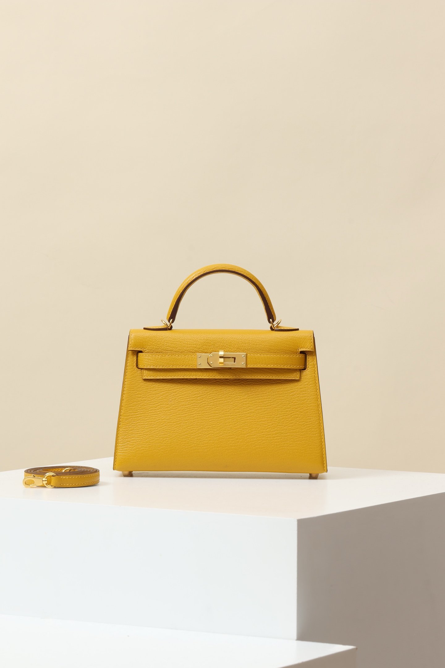 Hermès Mini Kelly II (Generation 2) detail image 1 sourced from womanlvbag.com
