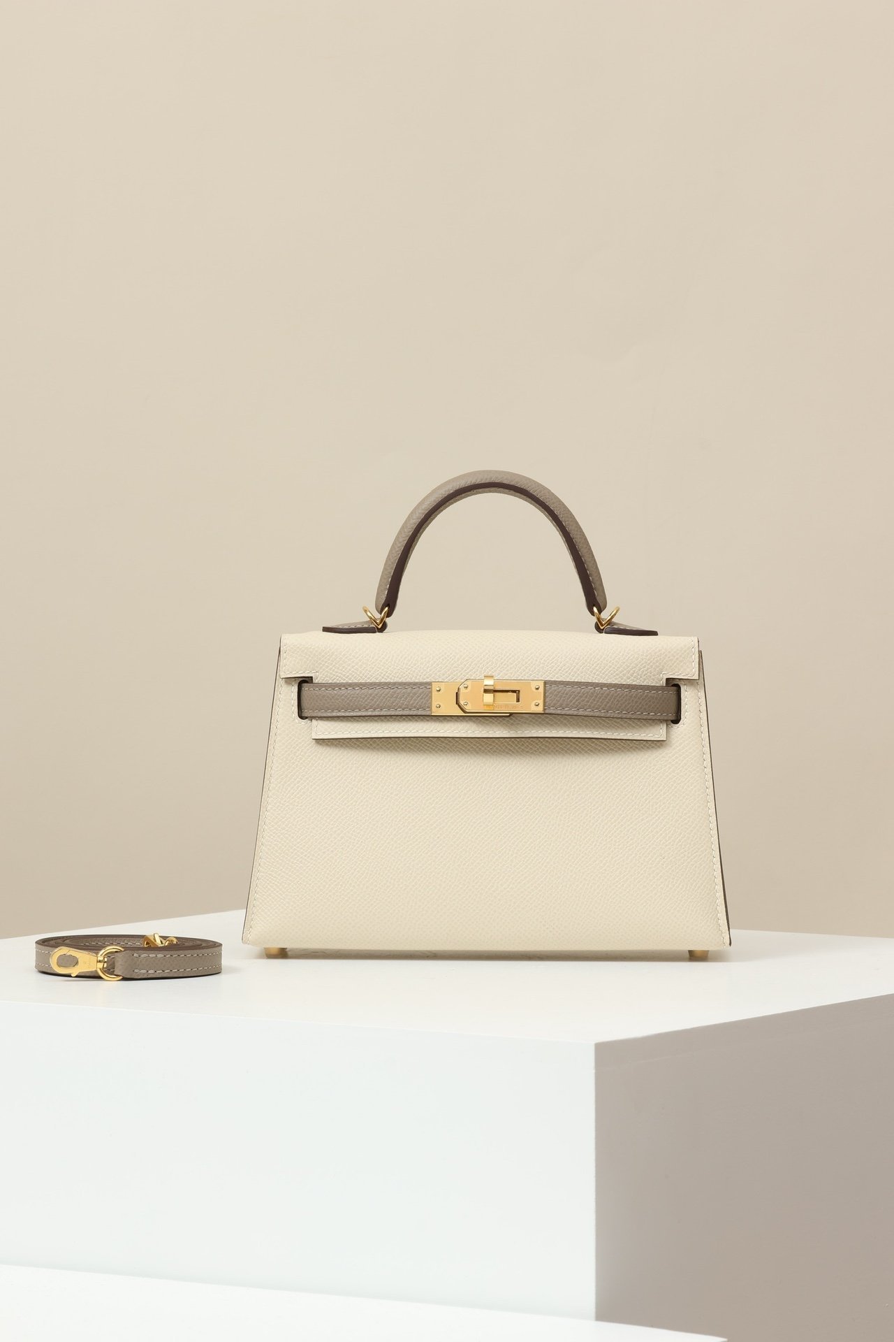Hermès Mini Kelly 19 G2 Epsom Craie 10 / Gris Asphalte M8 GHW detail image 1 sourced from womanlvbag.com
