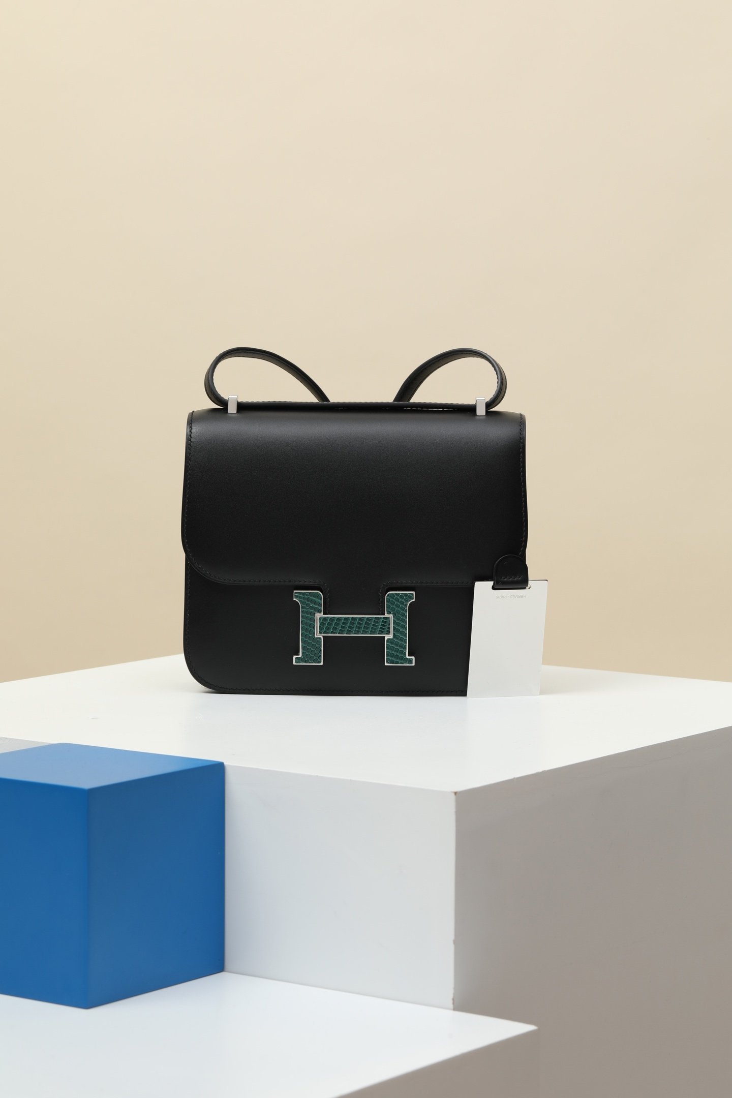 Hermès Constance 19 'Touch' bag detail image 1 sourced from womanlvbag.com