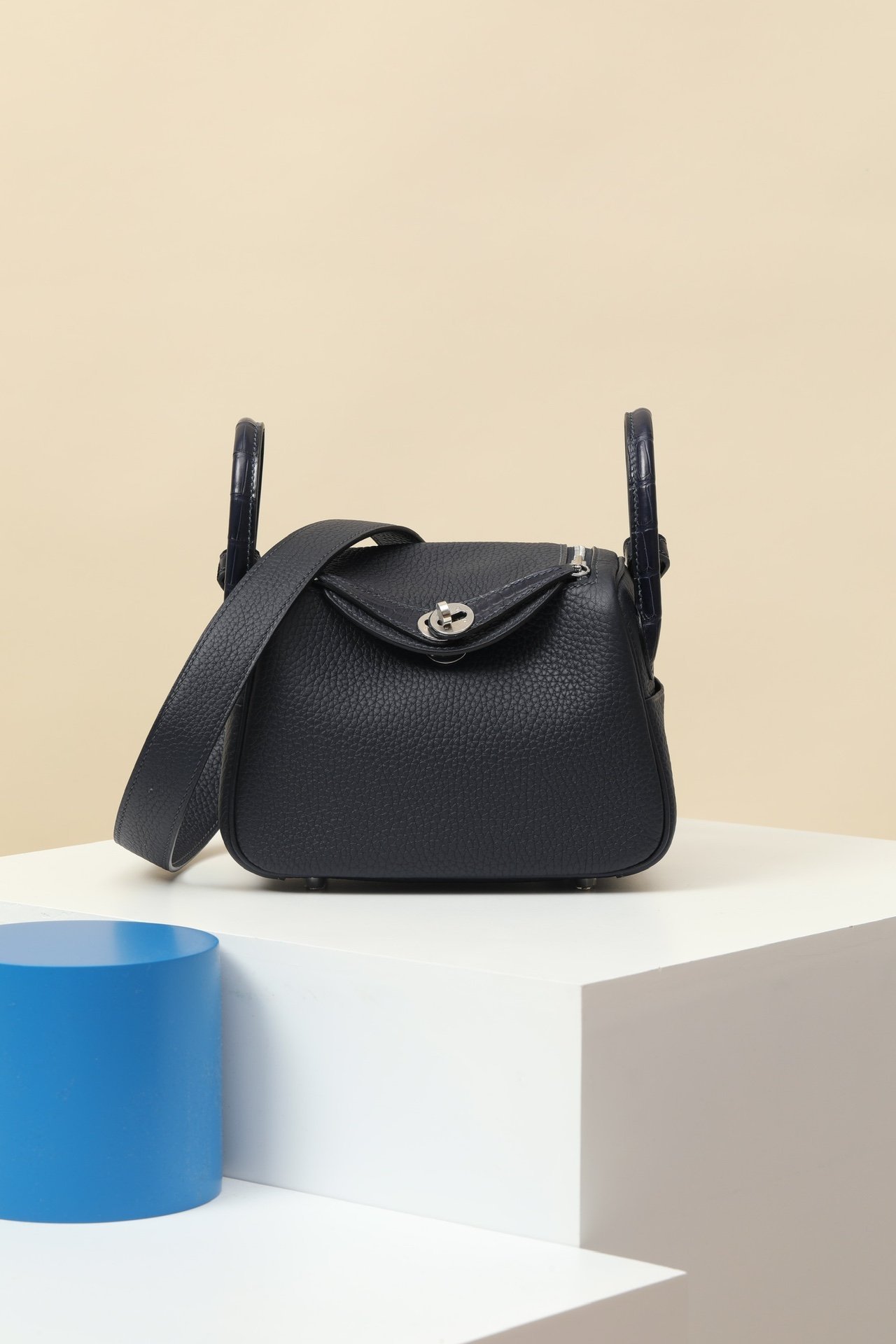 Mini Lindy (Touch Edition) detail image 1 sourced from womanlvbag.com