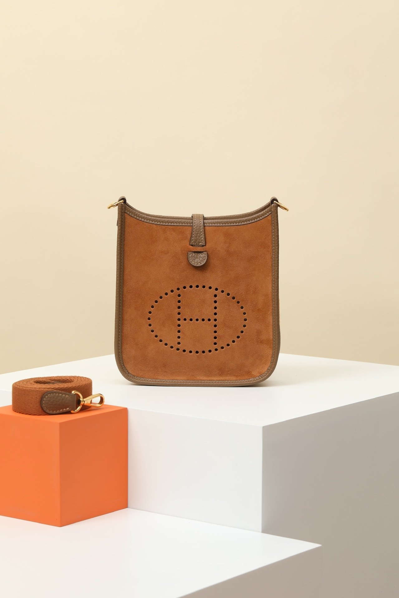 Hermès Evelyne 16 (TPM) detail image 1 sourced from womanlvbag.com