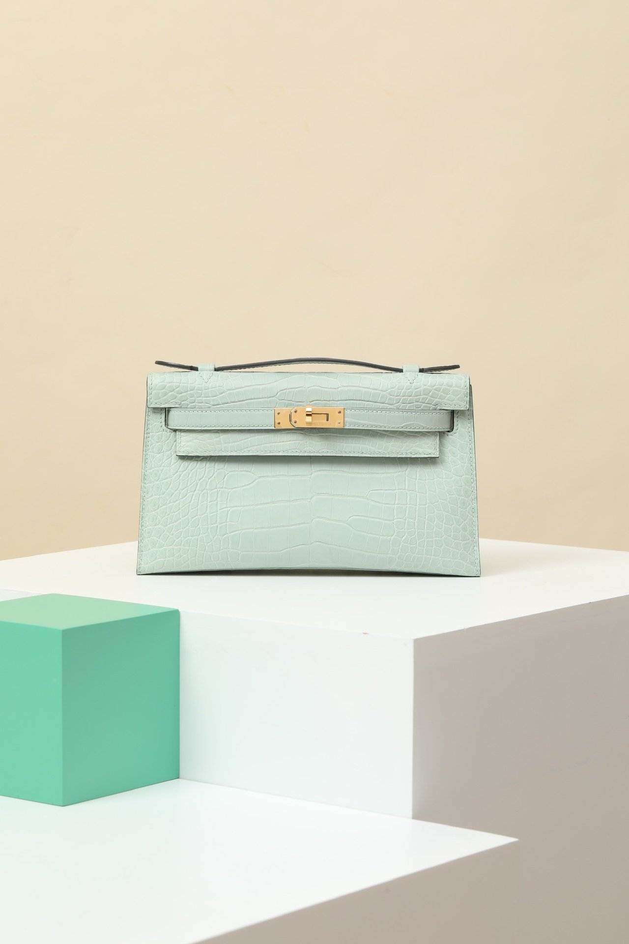 Hermès Mini Kelly 22, Generation I detail image 1 sourced from womanlvbag.com