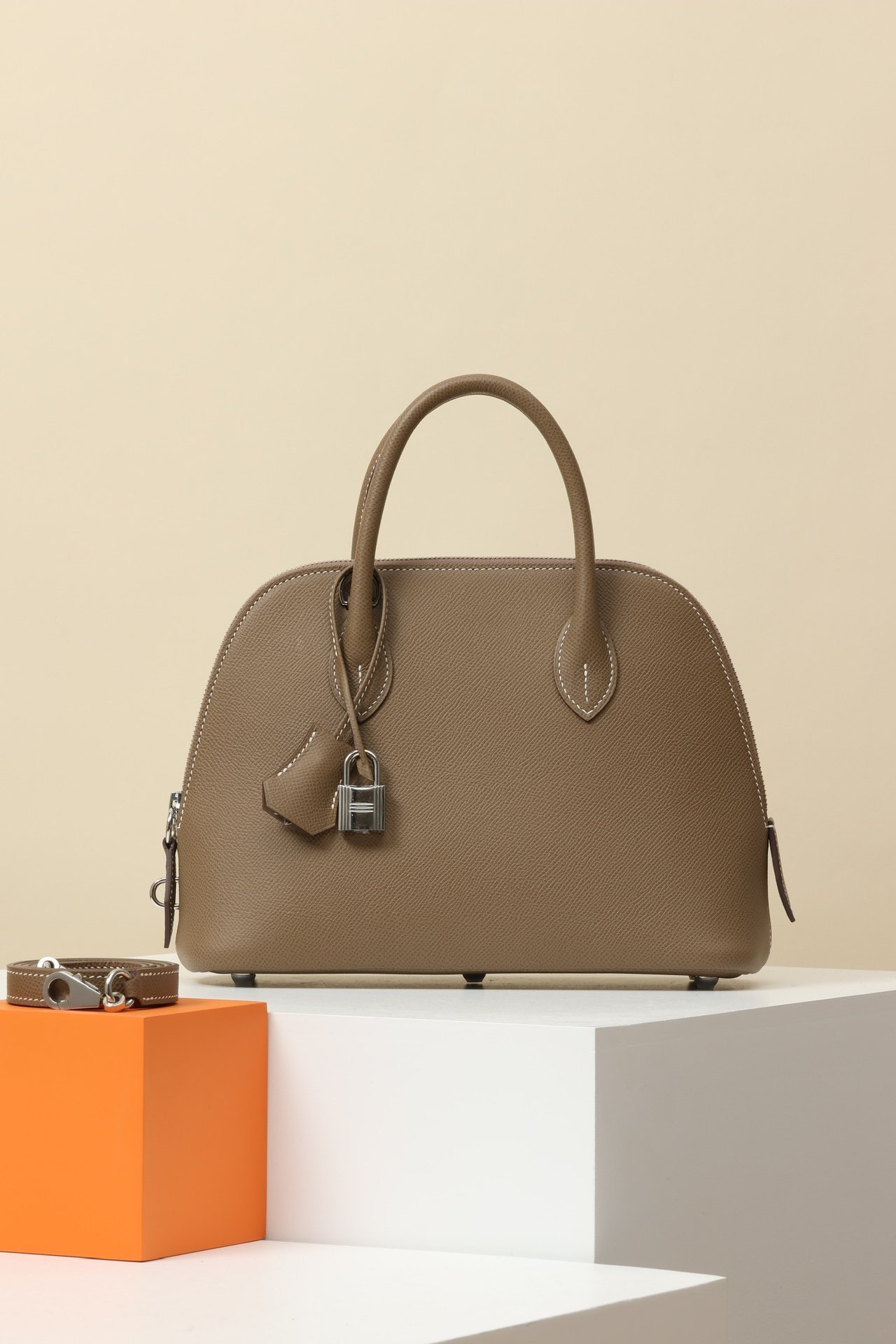 Bolide 1923 25 detail image 1 sourced from womanlvbag.com
