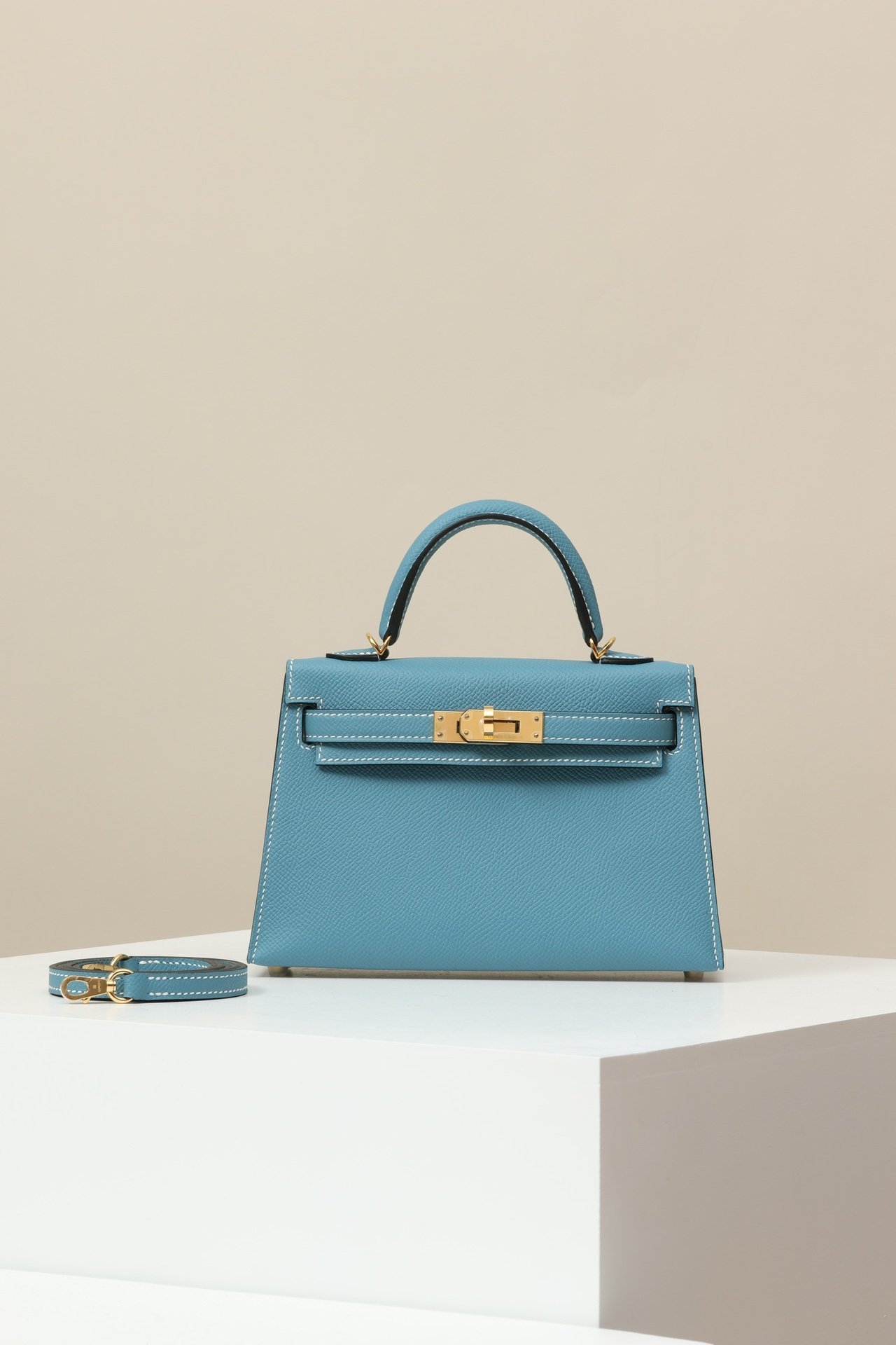 Hermès Mini Kelly 19 Sellier Generation II detail image 1 sourced from womanlvbag.com