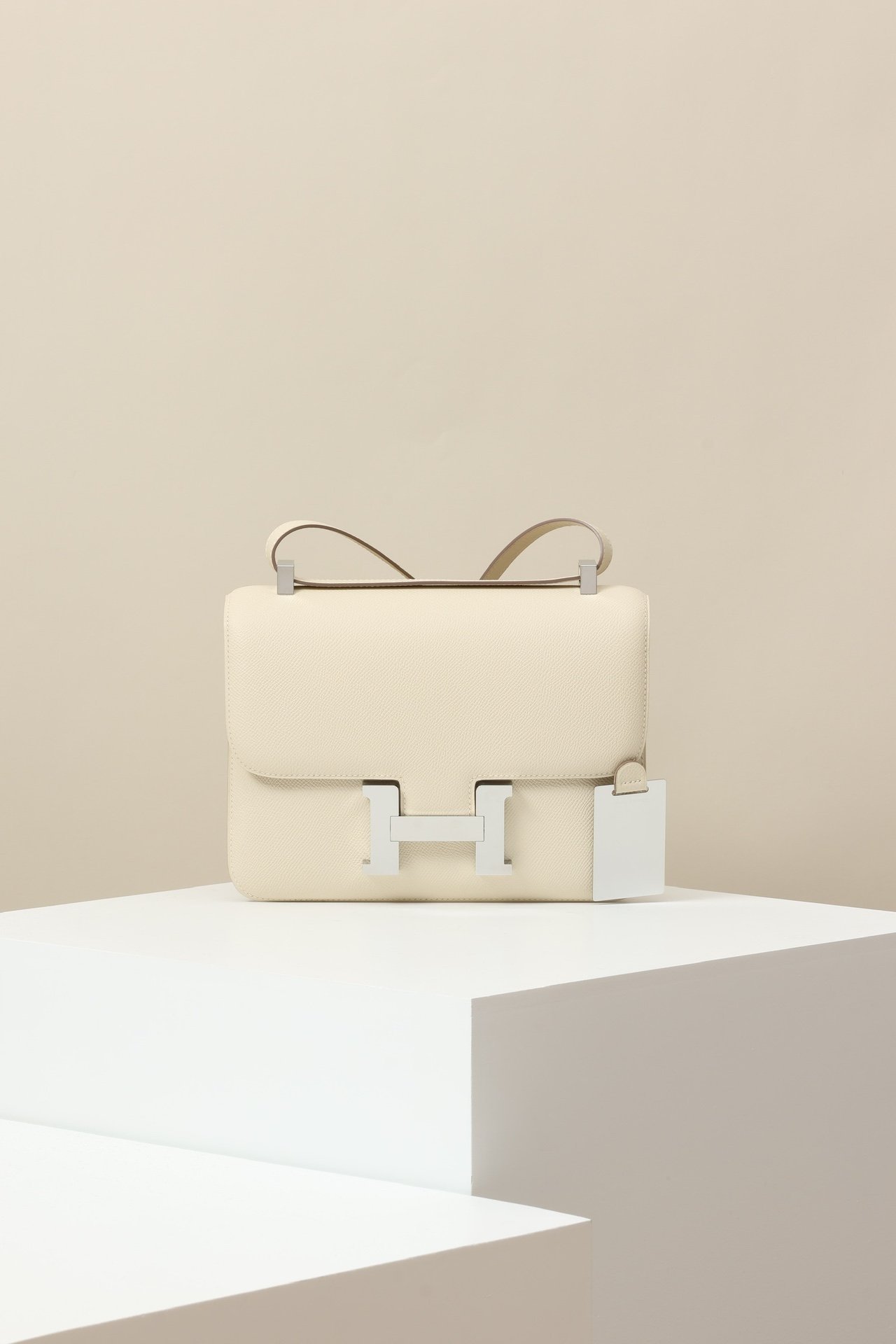 Hermès Constance 23 detail image 1 sourced from womanlvbag.com