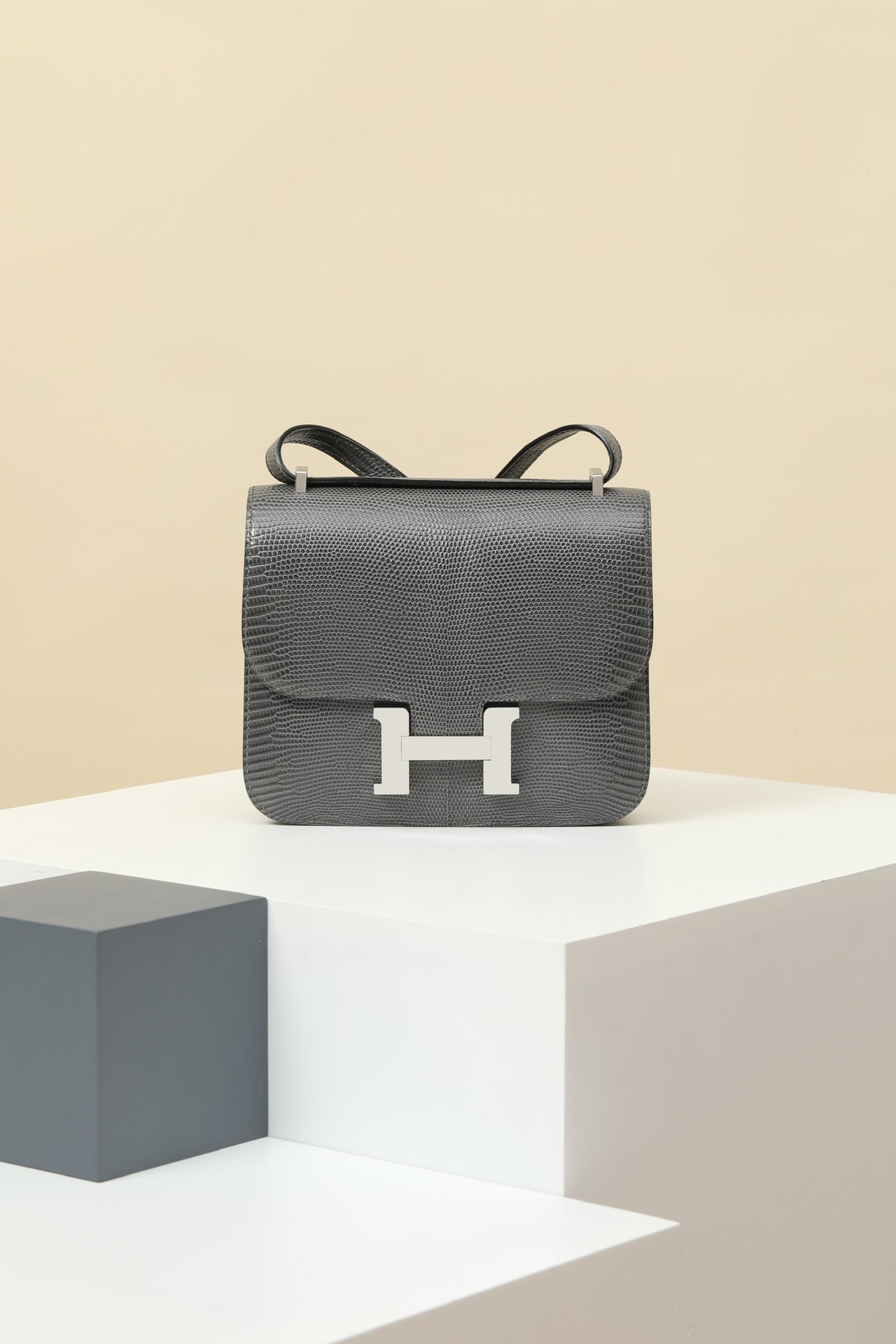 Hermès Constance 19 detail image 1 sourced from womanlvbag.com