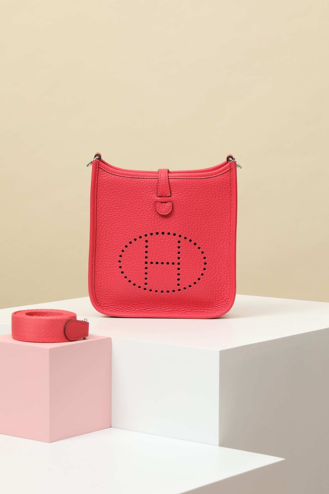Hermès Evelyne 16 (TPM) detail image 1 sourced from womanlvbag.com