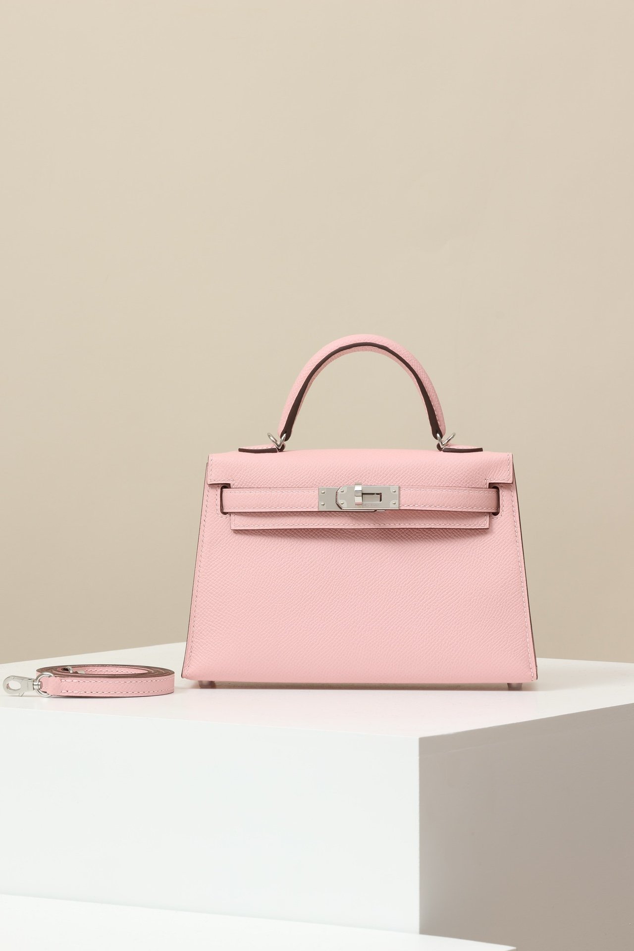 Hermès Mini Kelly 19 Generation II (Sellier) detail image 1 sourced from womanlvbag.com