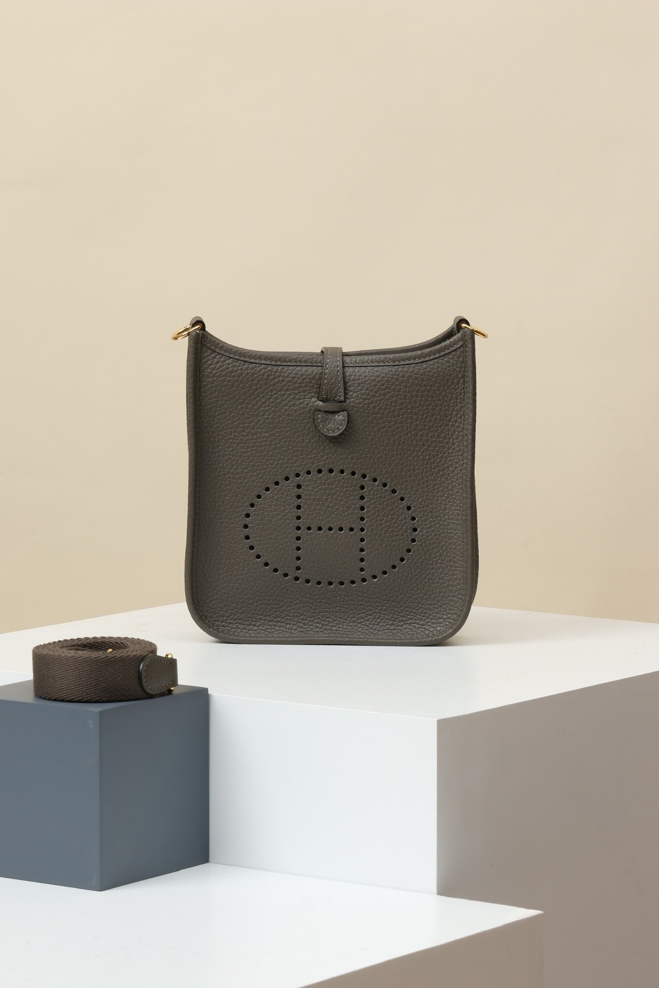 Hermès Evelyne 16 (TPM) – Clemence 8F Gris Étain GHW detail image 1 sourced from womanlvbag.com