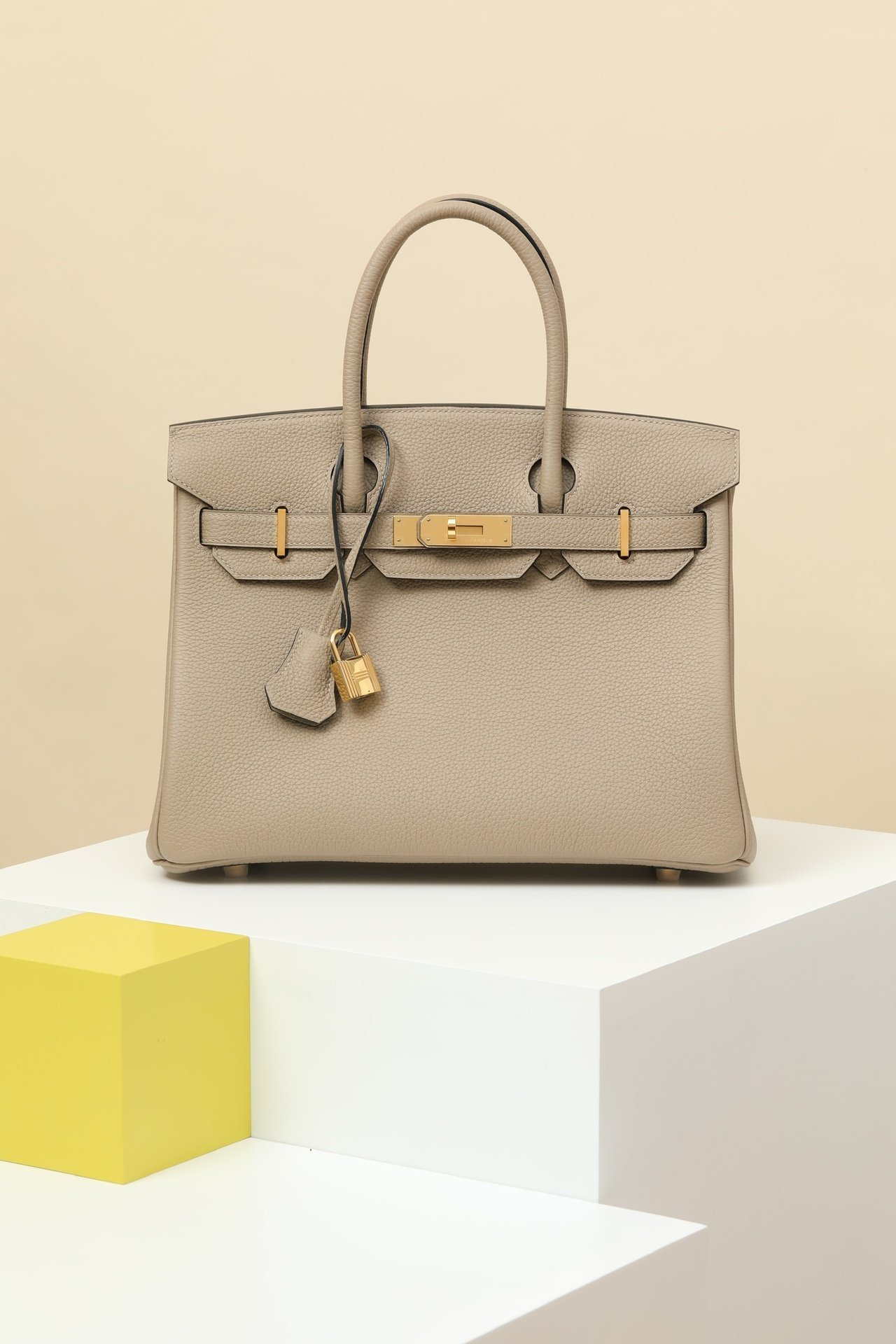 Hermès Birkin 30 detail image 1 sourced from womanlvbag.com