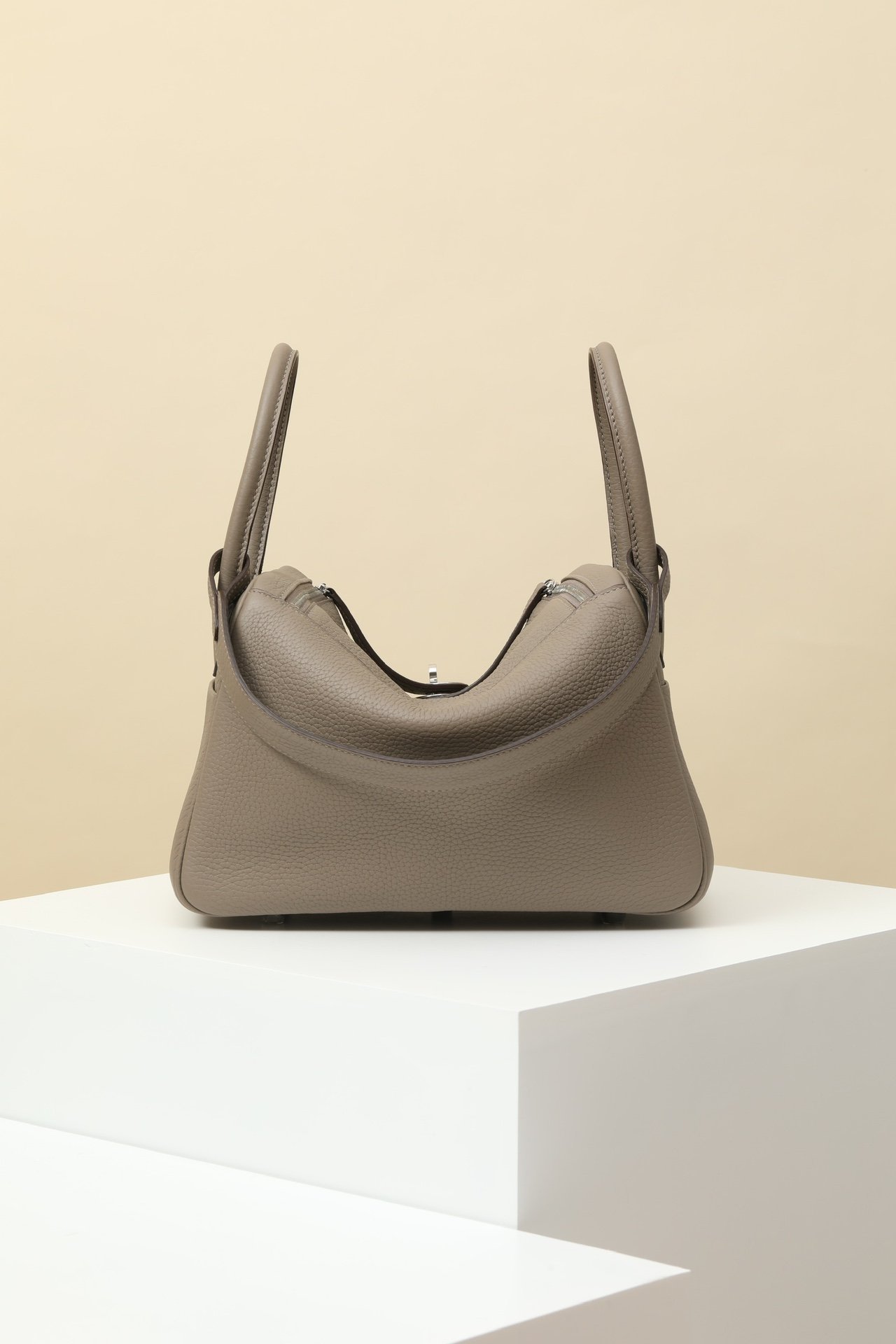 Hermès Lindy 26 – Clemence Calfskin M8 Gris Asphalte PHW detail image 2 sourced from womanlvbag.com
