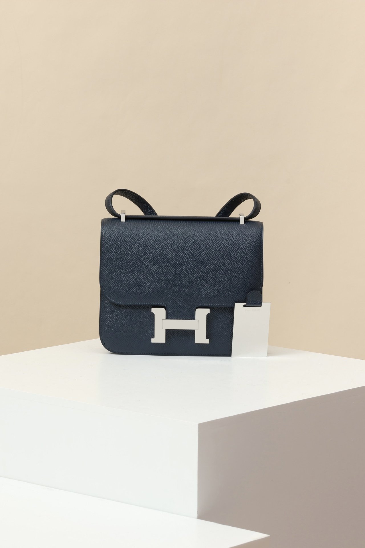 Hermès Constance 19 – Epsom Calfskin 2Z Bleu Nuit PHW detail image 1 sourced from womanlvbag.com