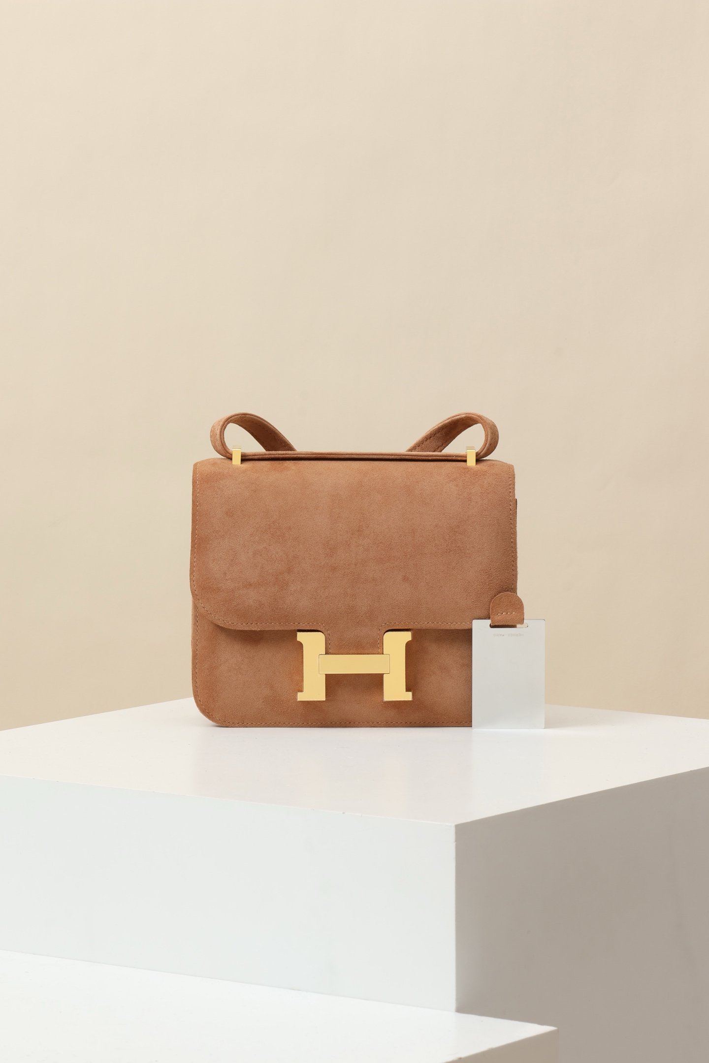 Hermès Constance 19 in color 1K Bambou (Bamboo Green) detail image 1 sourced from womanlvbag.com