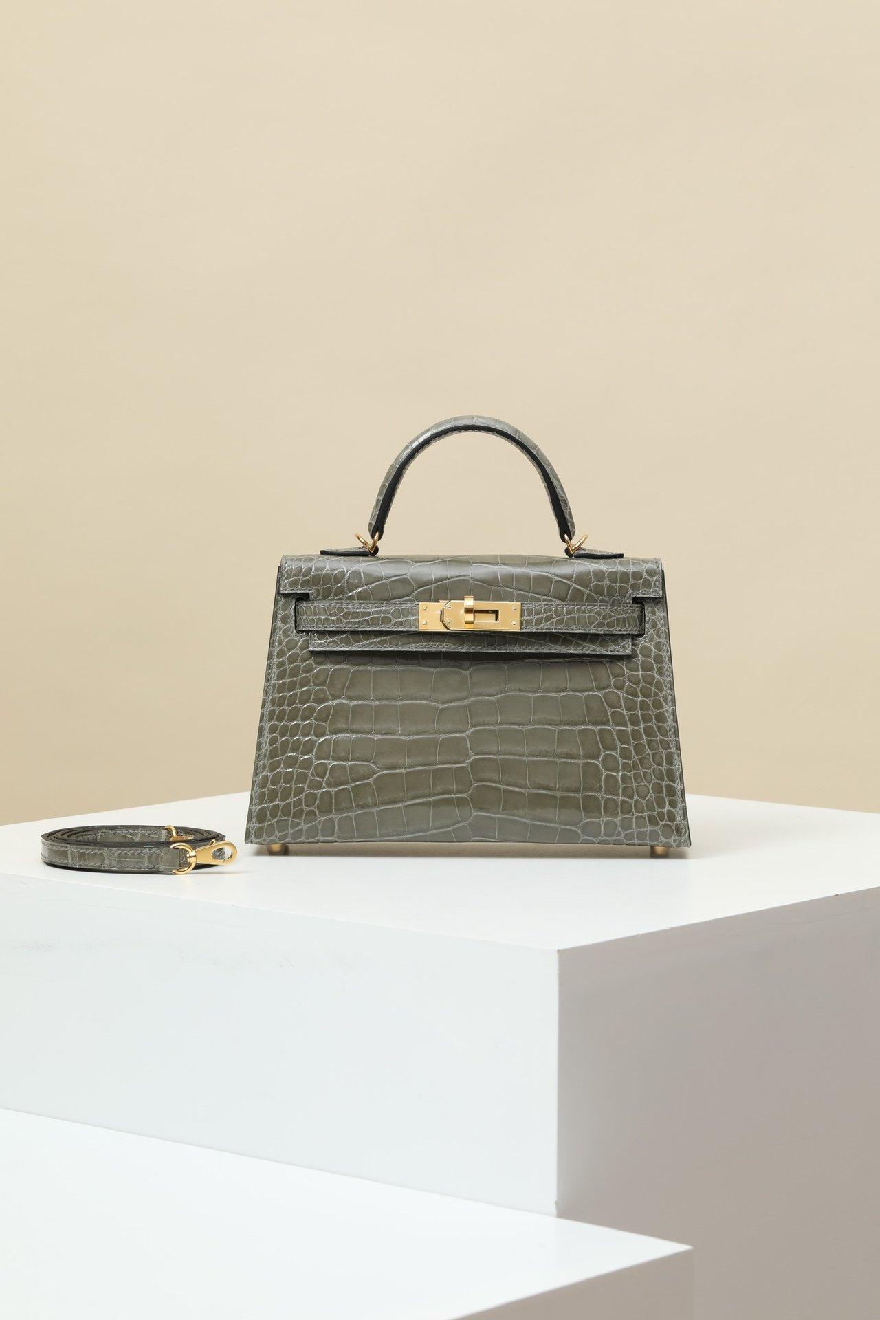 Hermes Mini Kelly 19 (Generation II) detail image 1 sourced from womanlvbag.com
