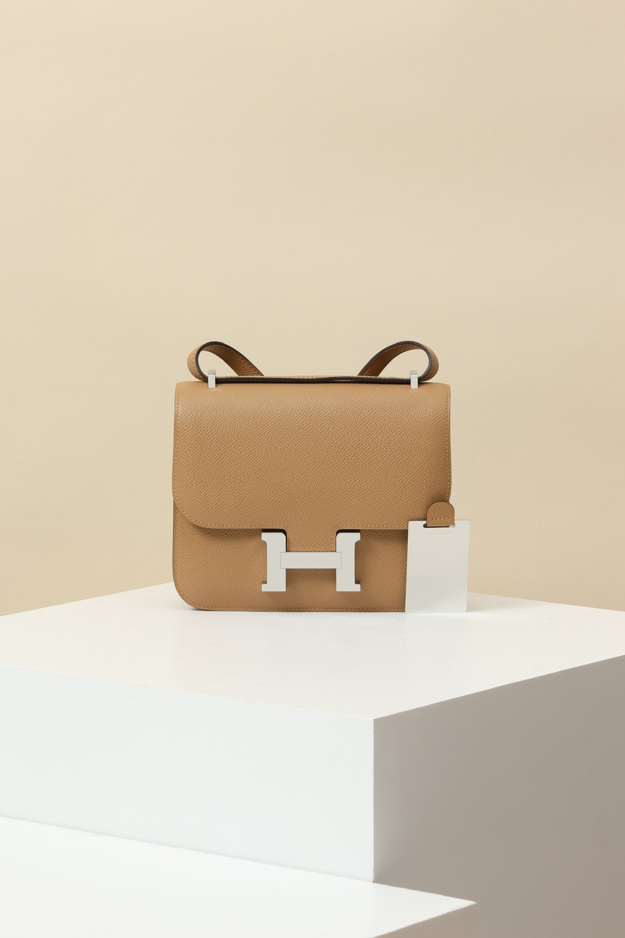 Hermès Constance 19 – Epsom Calfskin 0M Gris Meyer PHW detail image 1 sourced from womanlvbag.com