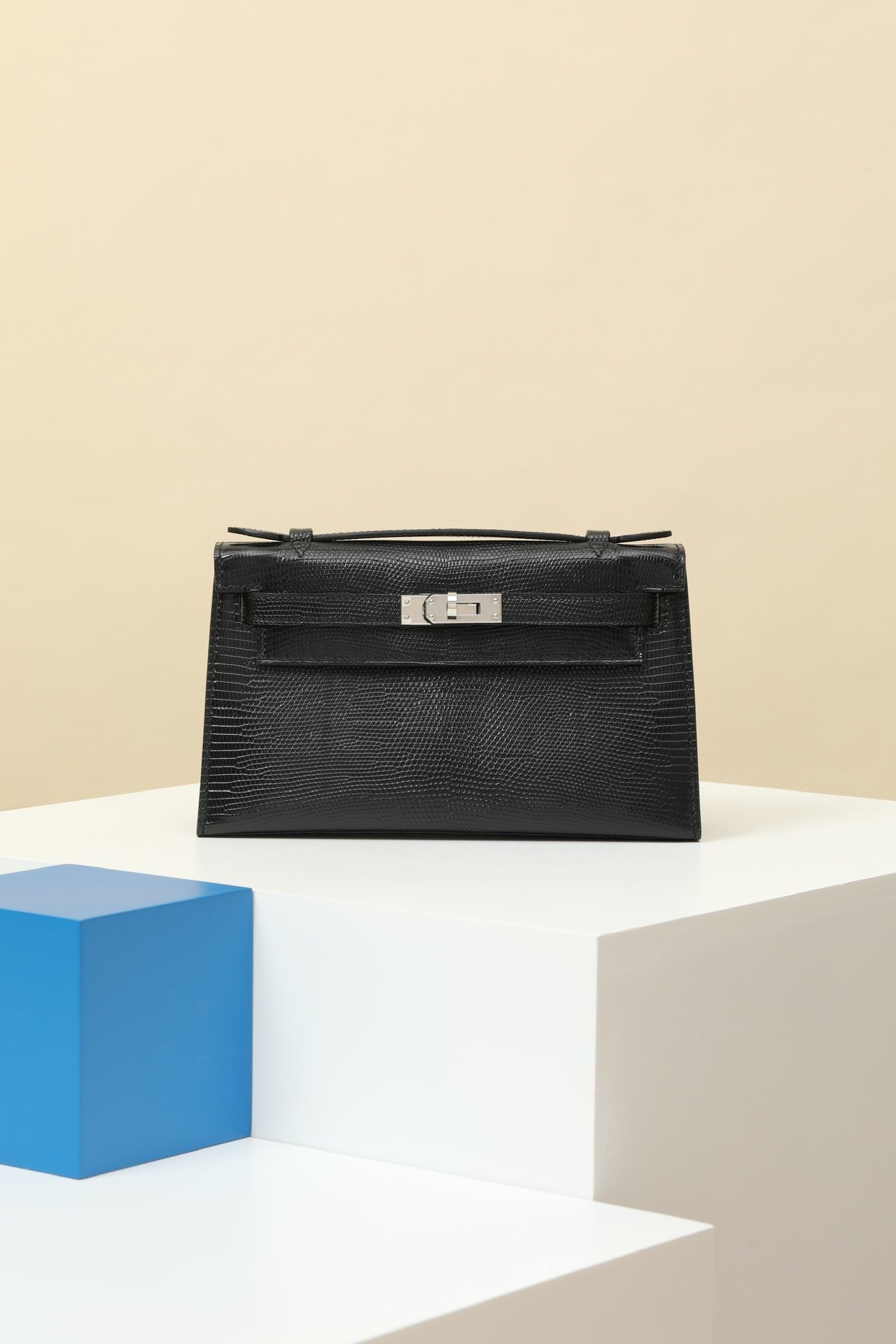 Hermès Mini Kelly 22, Generation I detail image 1 sourced from womanlvbag.com