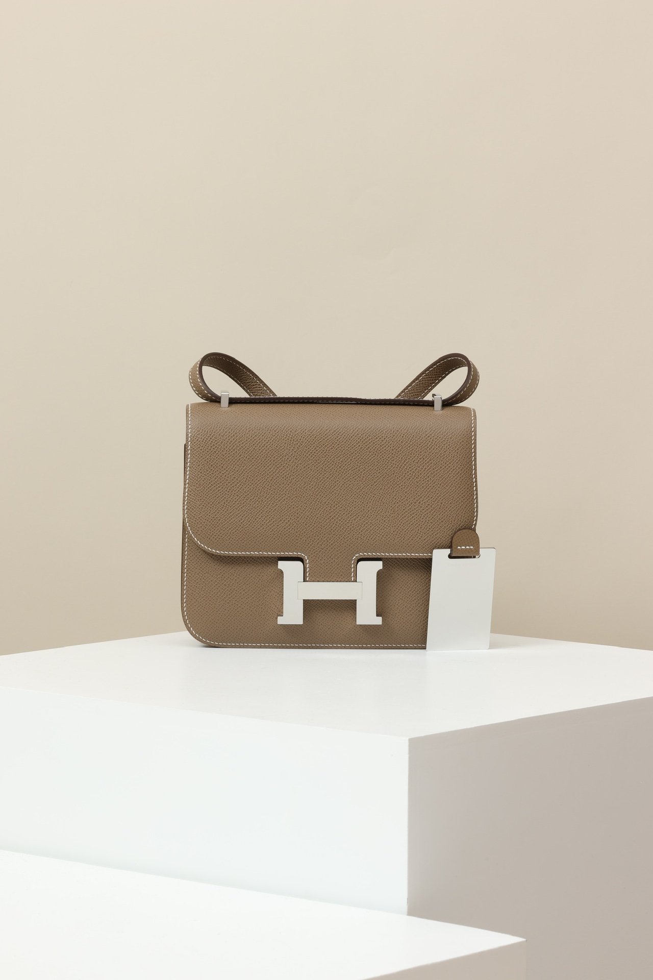 Hermès Constance 19 detail image 1 sourced from womanlvbag.com