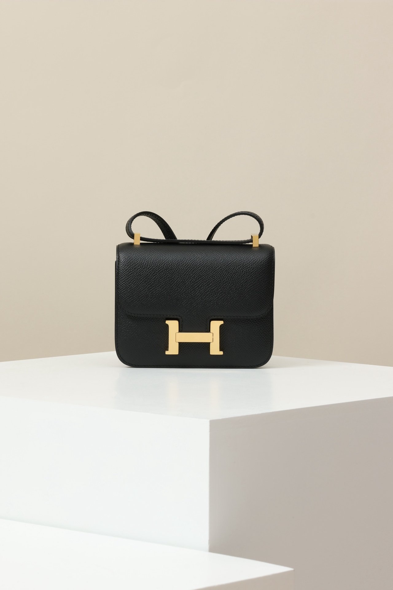 Hermès Constance Chaine in 89 Noir (Black) with Gold-Plated hardware (GHW) detail image 1 sourced from womanlvbag.com