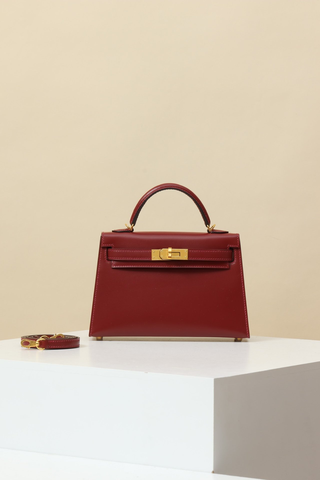 Hermès Mini Kelly II 19 – Shiny Box Calfskin in Rouge H (55) with Gold Hardware detail image 1 sourced from womanlvbag.com