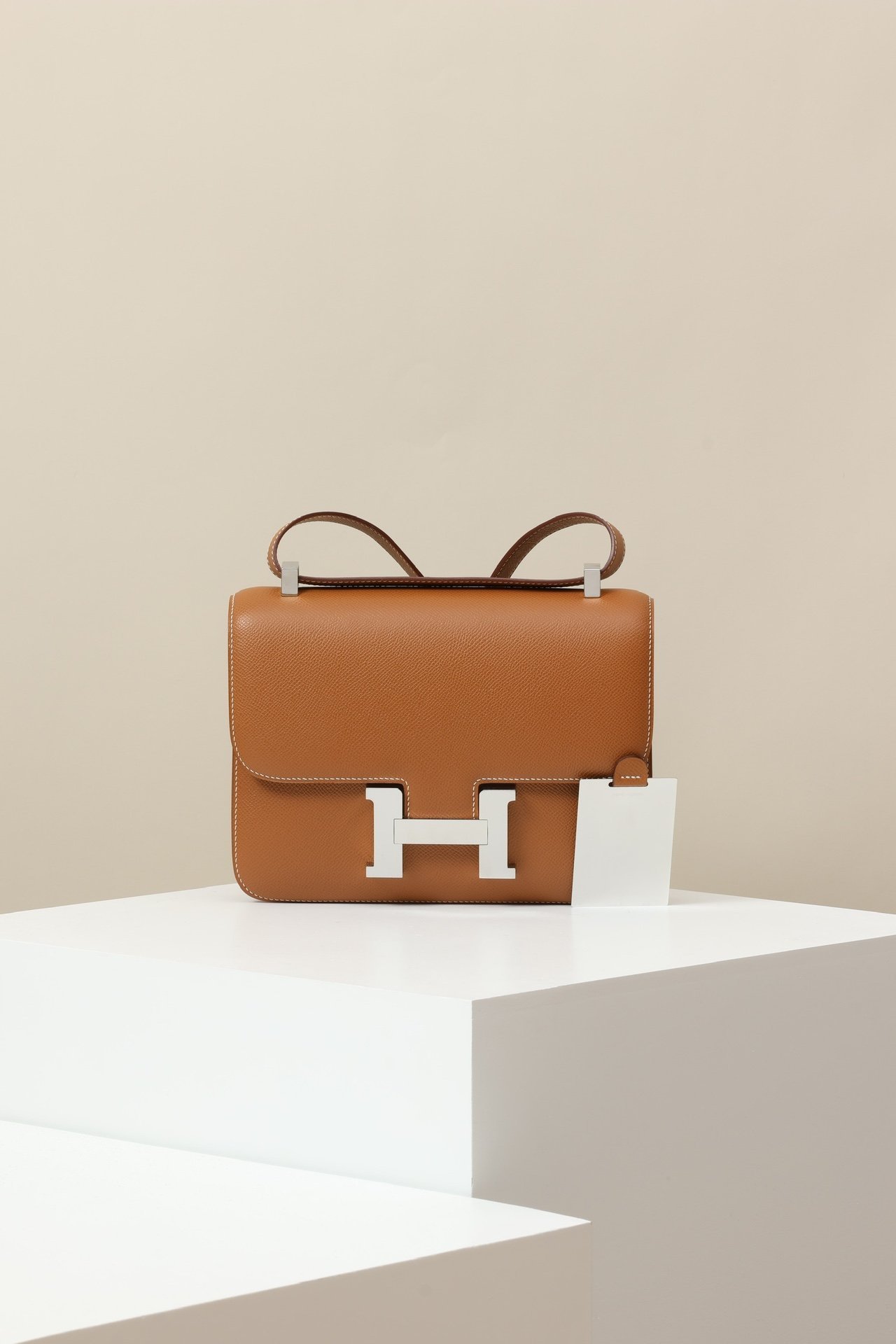 Hermès Constance 23 detail image 1 sourced from womanlvbag.com