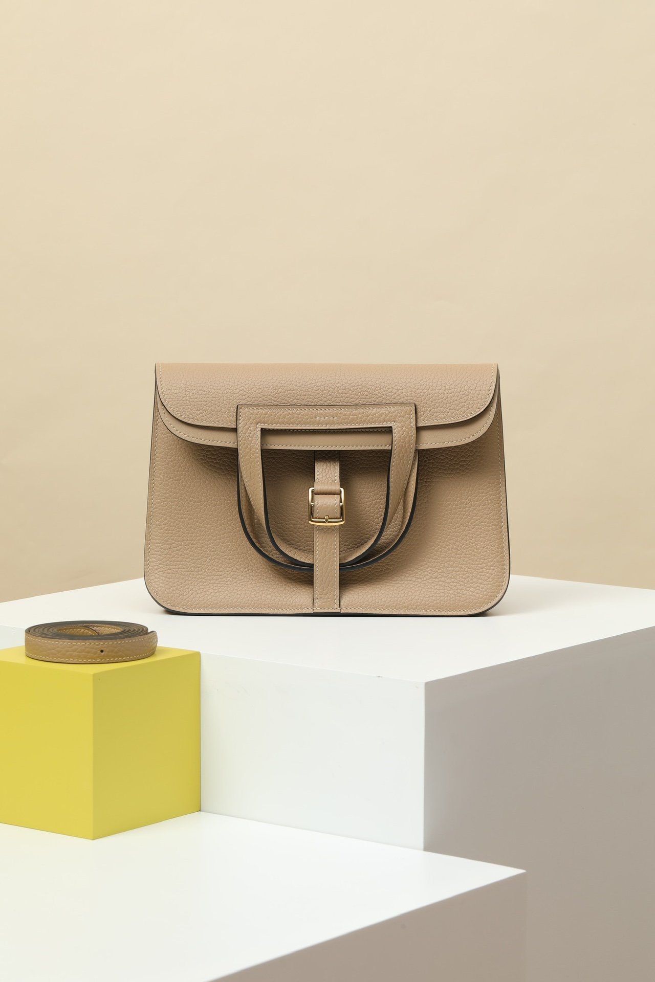 Halzan 25. Color: S2 Trench (beige-grey) detail image 1 sourced from womanlvbag.com