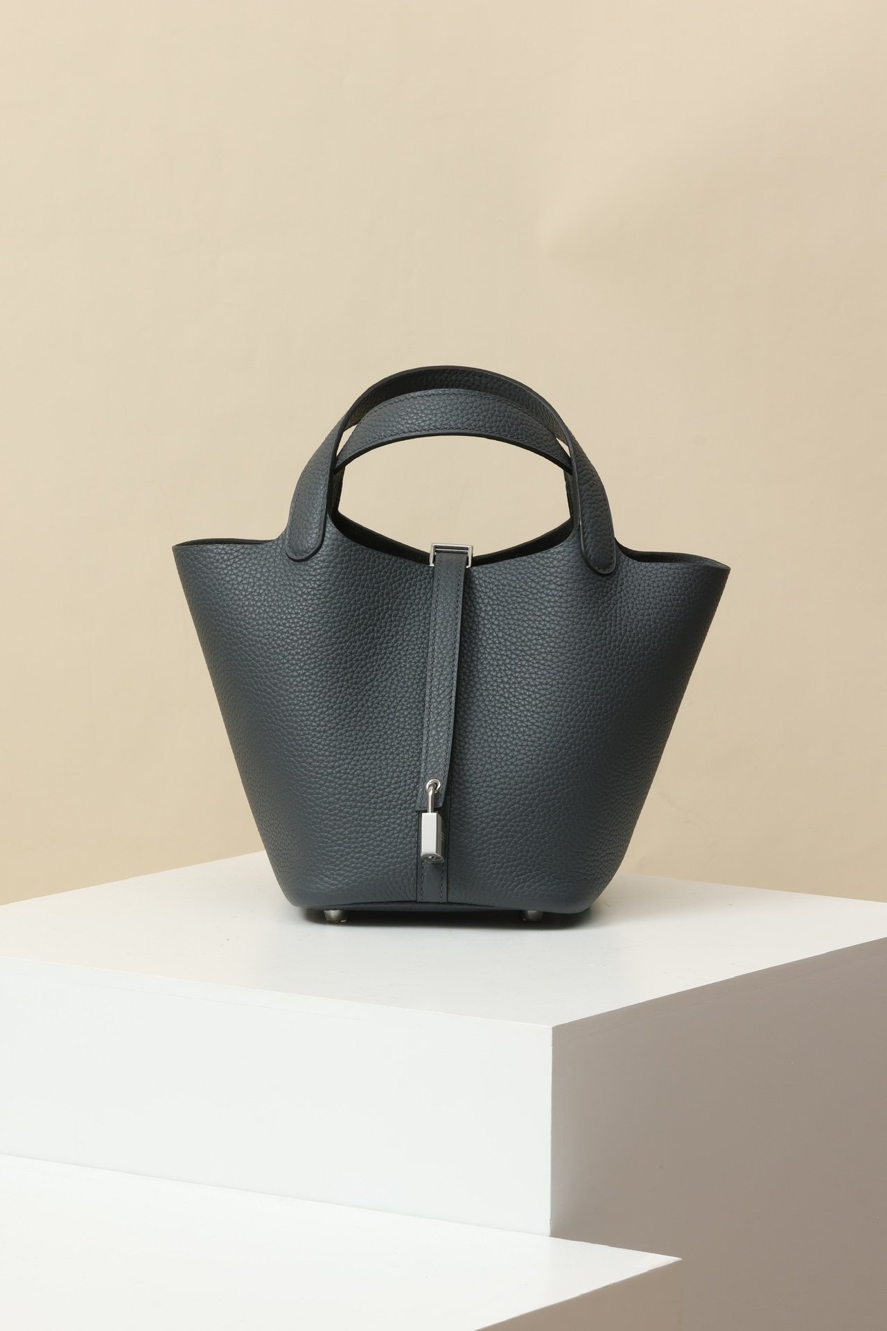 Hermès Picotin Lock 18 – Taurillon Clemence H0 Gris Neve PHW detail image 1 sourced from womanlvbag.com