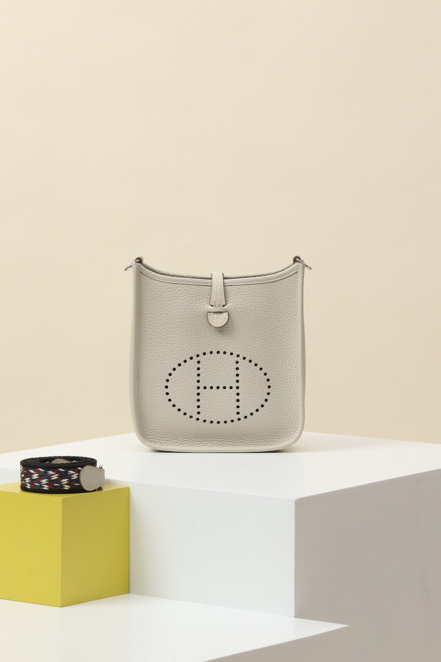 Hermès Evelyne 16, also known as TPM size detail image 1 sourced from womanlvbag.com