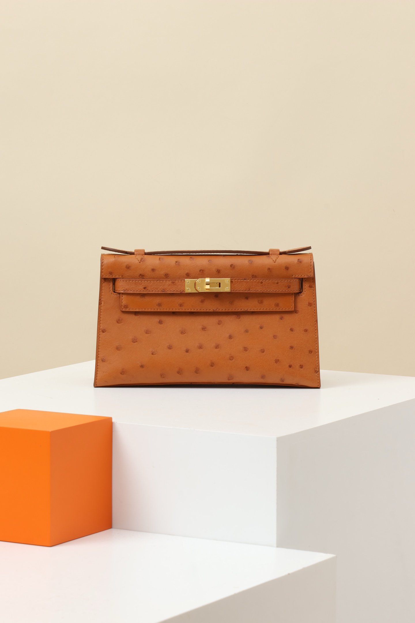 Hermès Mini Kelly 22, Generation I detail image 1 sourced from womanlvbag.com