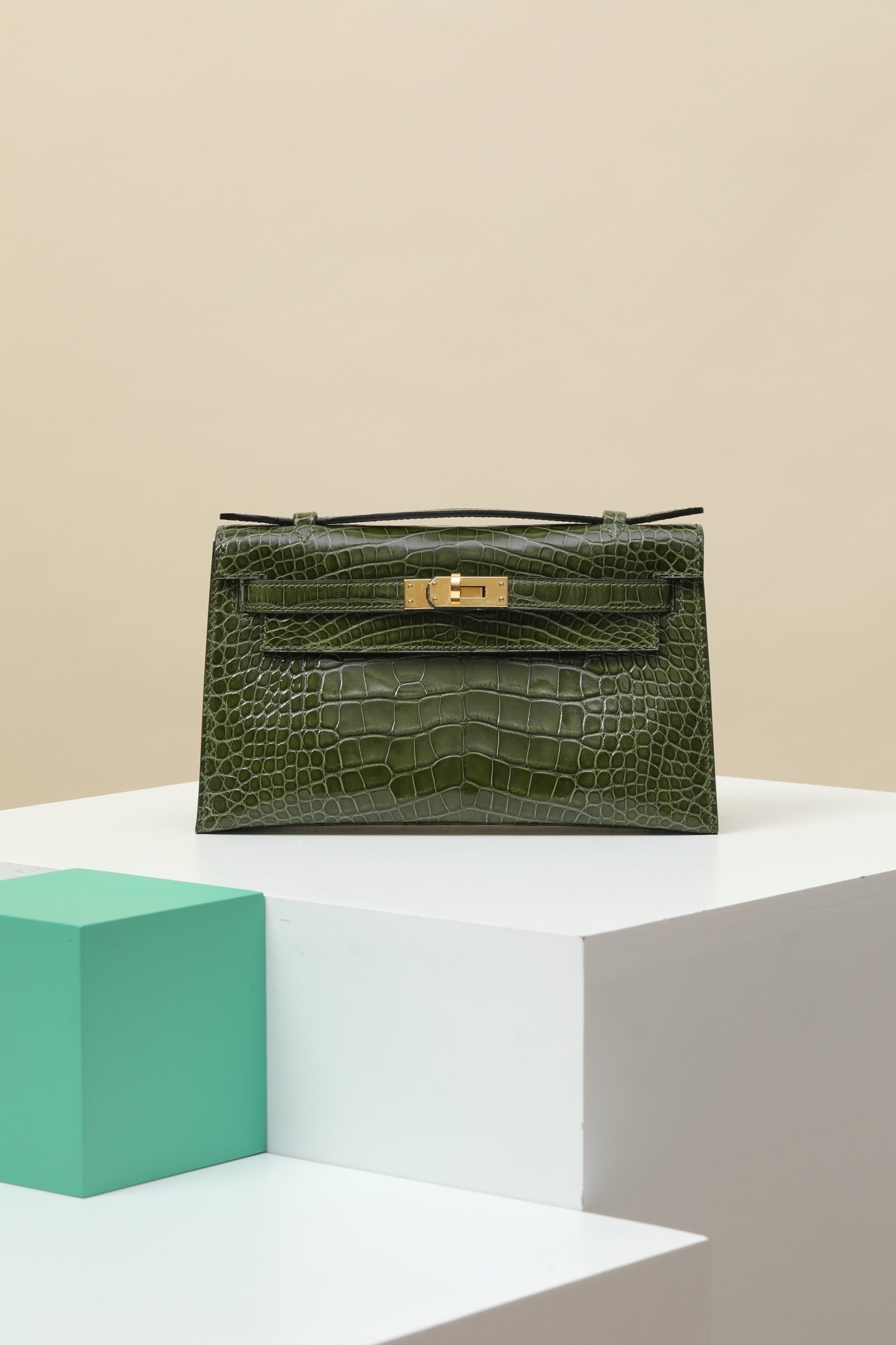 Hermes Mini Kelly 22, Generation I detail image 1 sourced from womanlvbag.com