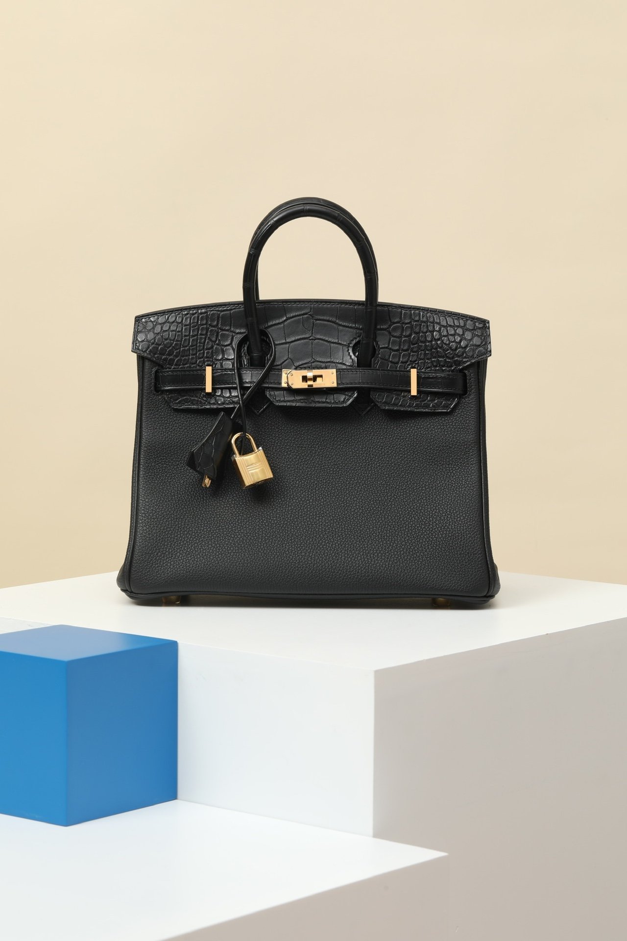Hermès Birkin 25 Touch detail image 1 sourced from womanlvbag.com