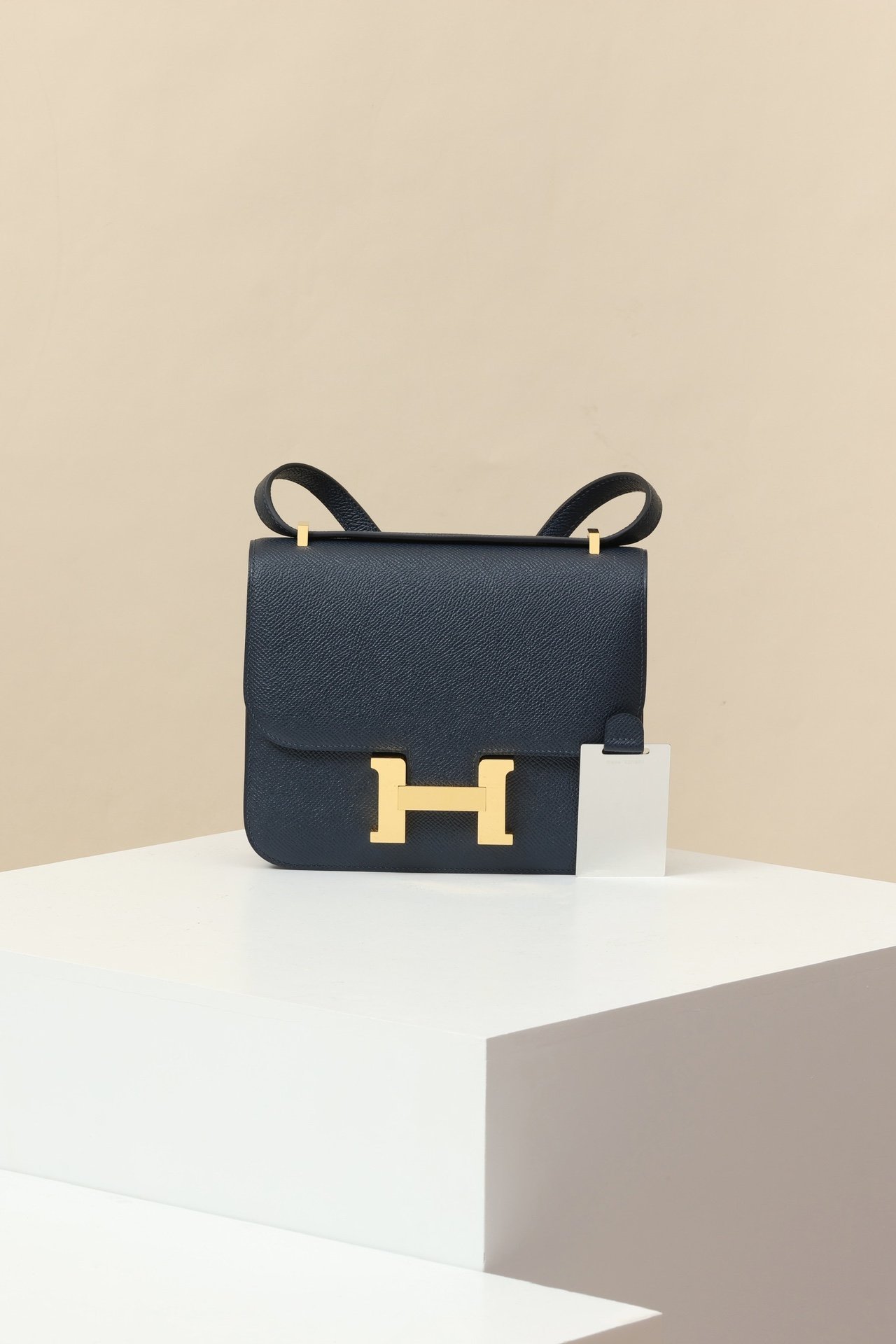 Hermès Constance 19 detail image 1 sourced from womanlvbag.com